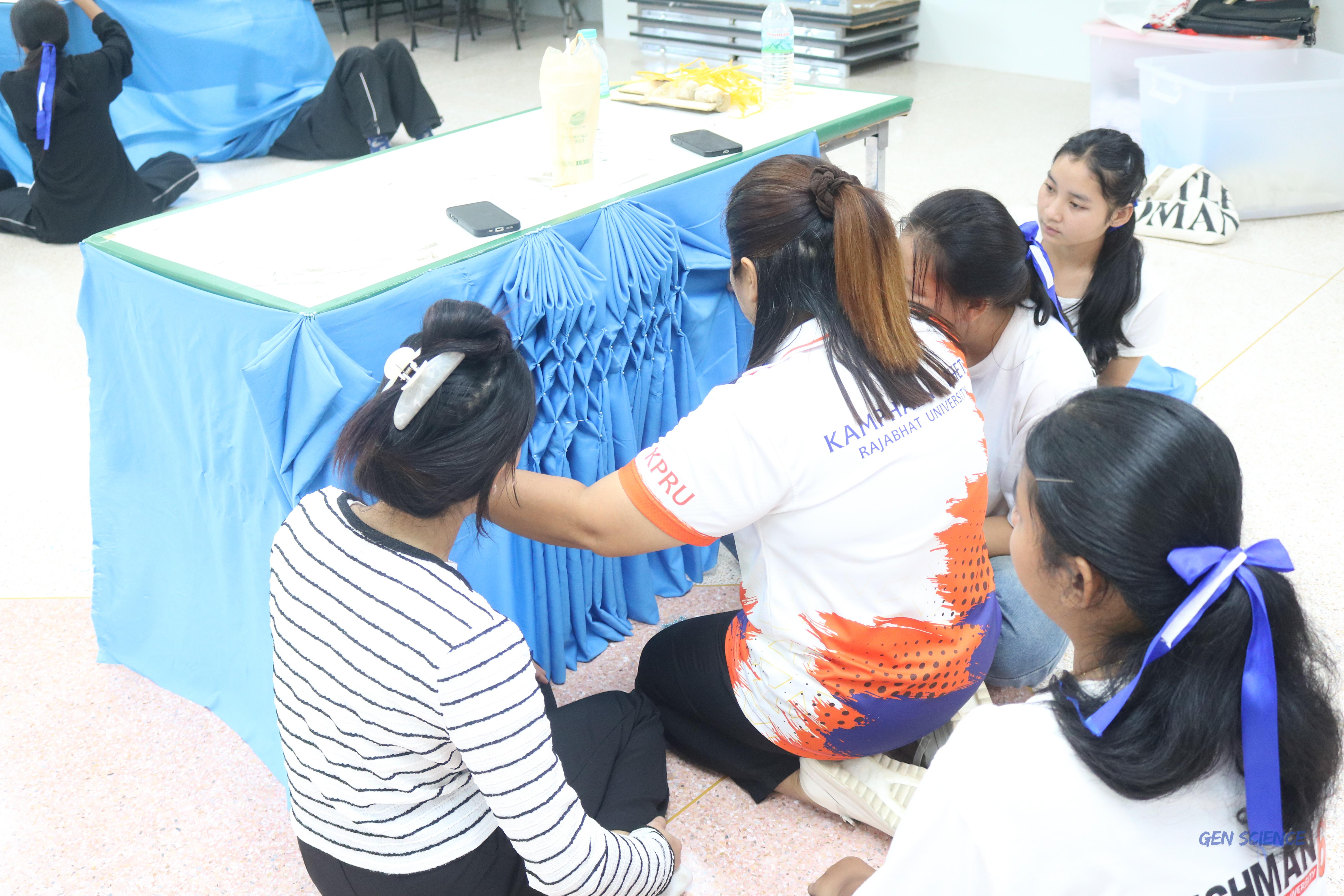 22. วันที่ 20 กรกฎาคม 2568 ผศ.ดร.มณฑา หมีไพรพฤกษ์ ได้จัดกิจกรรมจับจีบผ้าให้นักศึกษาโปรแกรมวิชาวิทยาศาสตร์ทั่วไปชั้นปีที่ 1 ณ ตึกจุฬาภรณ์ฯ