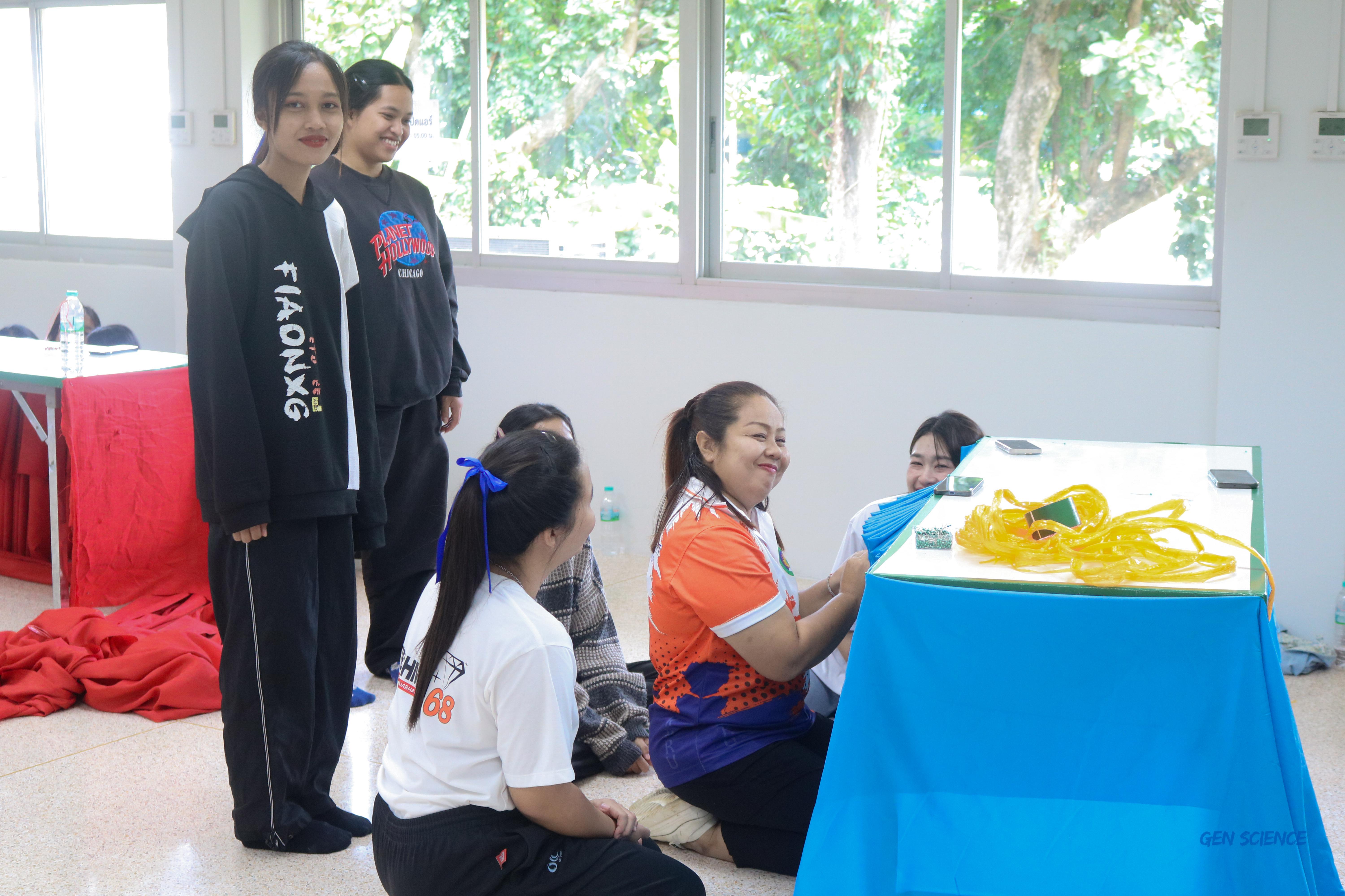 27. วันที่ 20 กรกฎาคม 2568 ผศ.ดร.มณฑา หมีไพรพฤกษ์ ได้จัดกิจกรรมจับจีบผ้าให้นักศึกษาโปรแกรมวิชาวิทยาศาสตร์ทั่วไปชั้นปีที่ 1 ณ ตึกจุฬาภรณ์ฯ