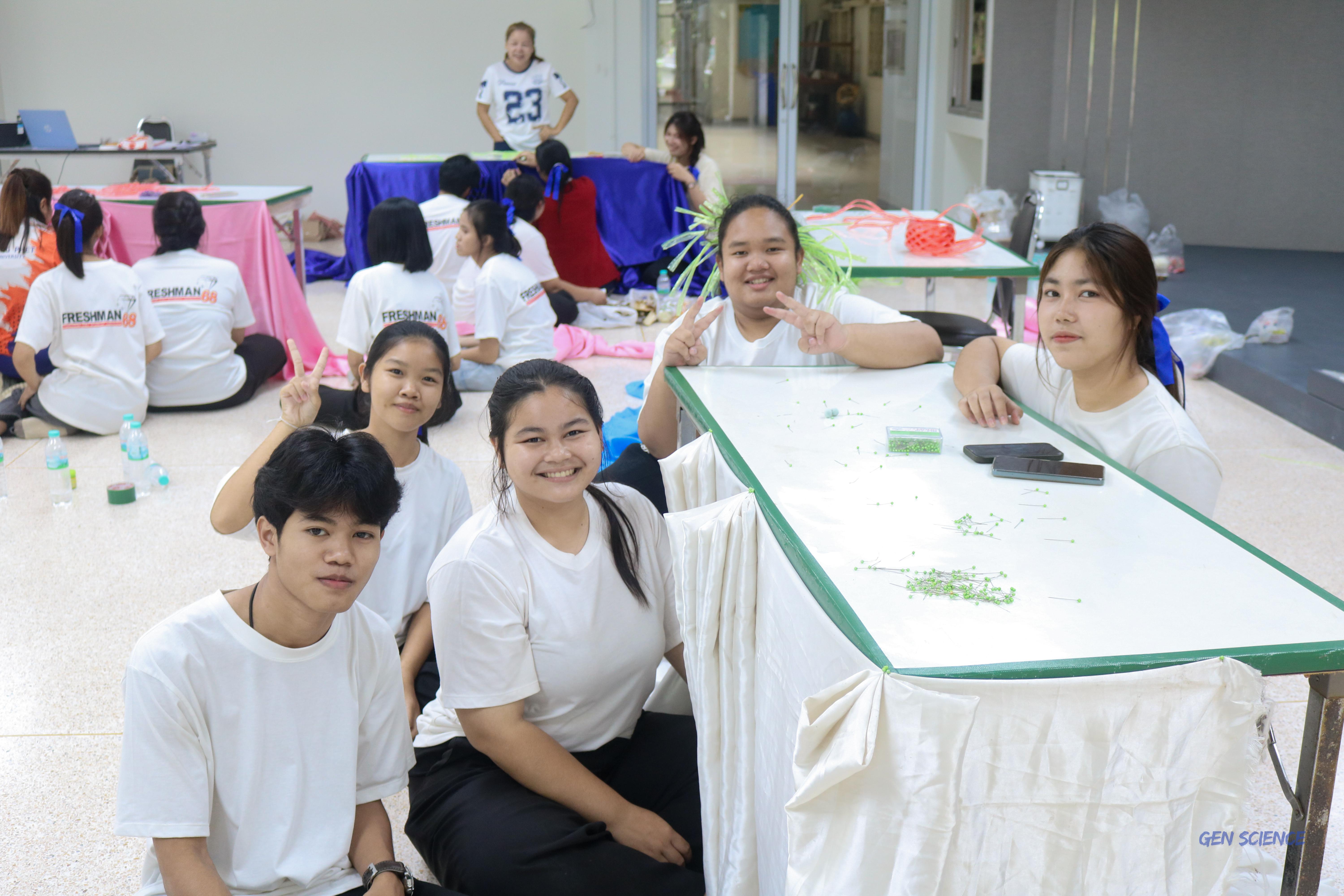33. วันที่ 20 กรกฎาคม 2568 ผศ.ดร.มณฑา หมีไพรพฤกษ์ ได้จัดกิจกรรมจับจีบผ้าให้นักศึกษาโปรแกรมวิชาวิทยาศาสตร์ทั่วไปชั้นปีที่ 1 ณ ตึกจุฬาภรณ์ฯ