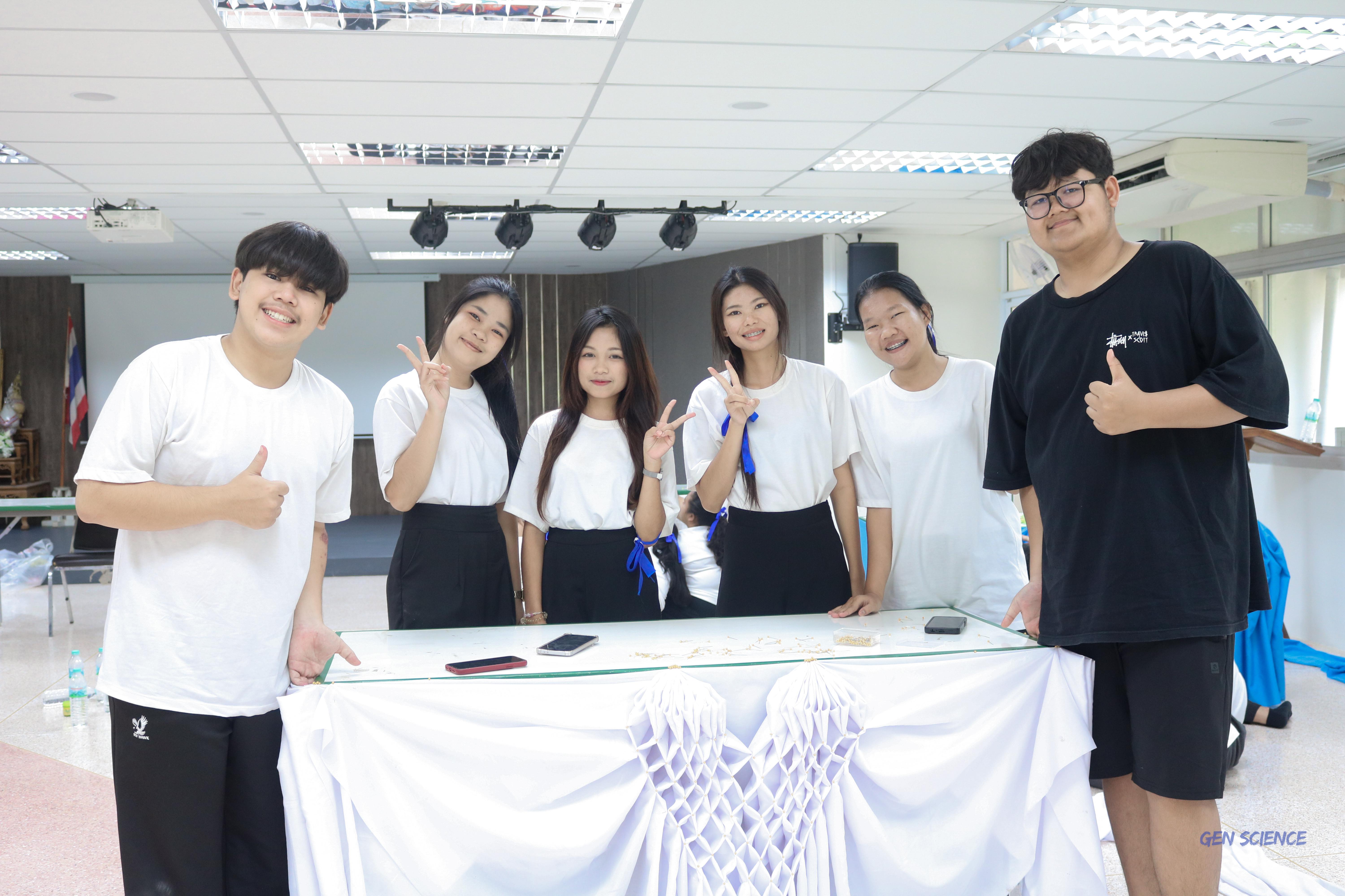 53. วันที่ 20 กรกฎาคม 2568 ผศ.ดร.มณฑา หมีไพรพฤกษ์ ได้จัดกิจกรรมจับจีบผ้าให้นักศึกษาโปรแกรมวิชาวิทยาศาสตร์ทั่วไปชั้นปีที่ 1 ณ ตึกจุฬาภรณ์ฯ