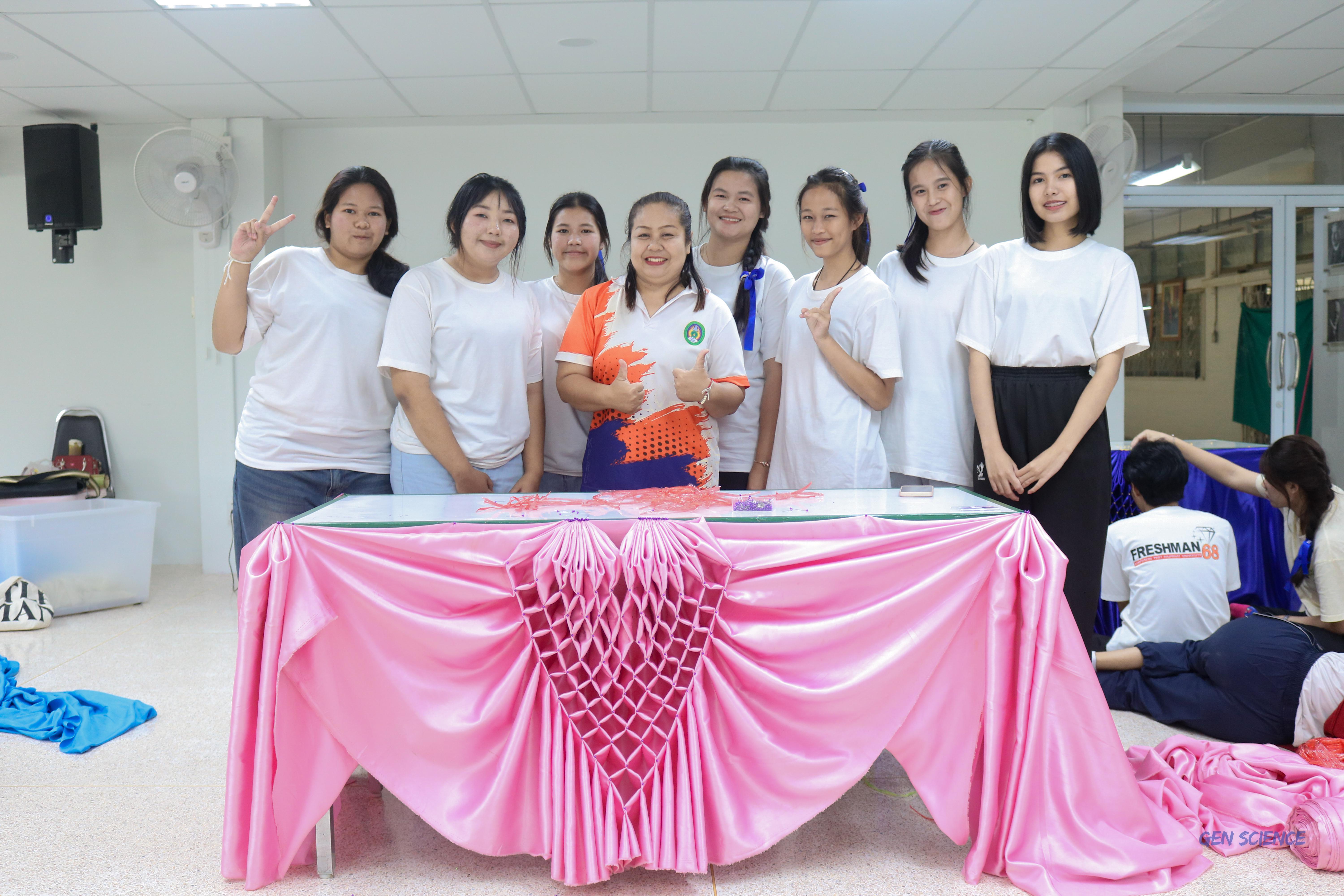56. วันที่ 20 กรกฎาคม 2568 ผศ.ดร.มณฑา หมีไพรพฤกษ์ ได้จัดกิจกรรมจับจีบผ้าให้นักศึกษาโปรแกรมวิชาวิทยาศาสตร์ทั่วไปชั้นปีที่ 1 ณ ตึกจุฬาภรณ์ฯ