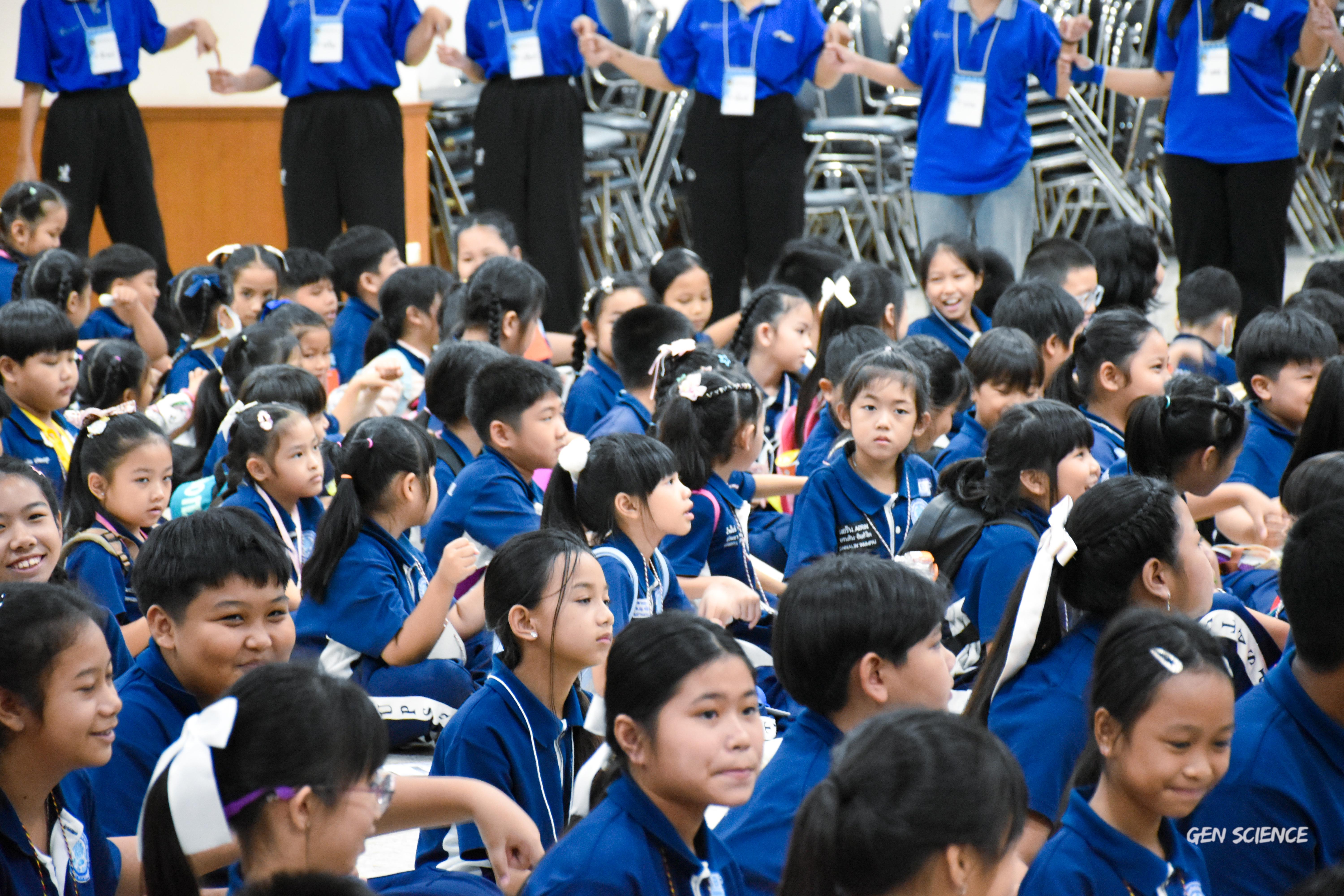9. วันที่ 27 กันยายน 2568 ผศ.ดร.ปราณี เลิศแก้ว ดร.ธิดารัตน์ พรหมมา และนักศึกษาโปรแกรมวิชาวิทยาศาสตร์ทั่วไป คณะครุศาสตร์ จัดกิจกรรมค่าย STEM ให้กับโรงเรียนทรัพย์สถิตย์วิทยาคาร ณ หอประชุมทีปังกรรัศมีโชติ