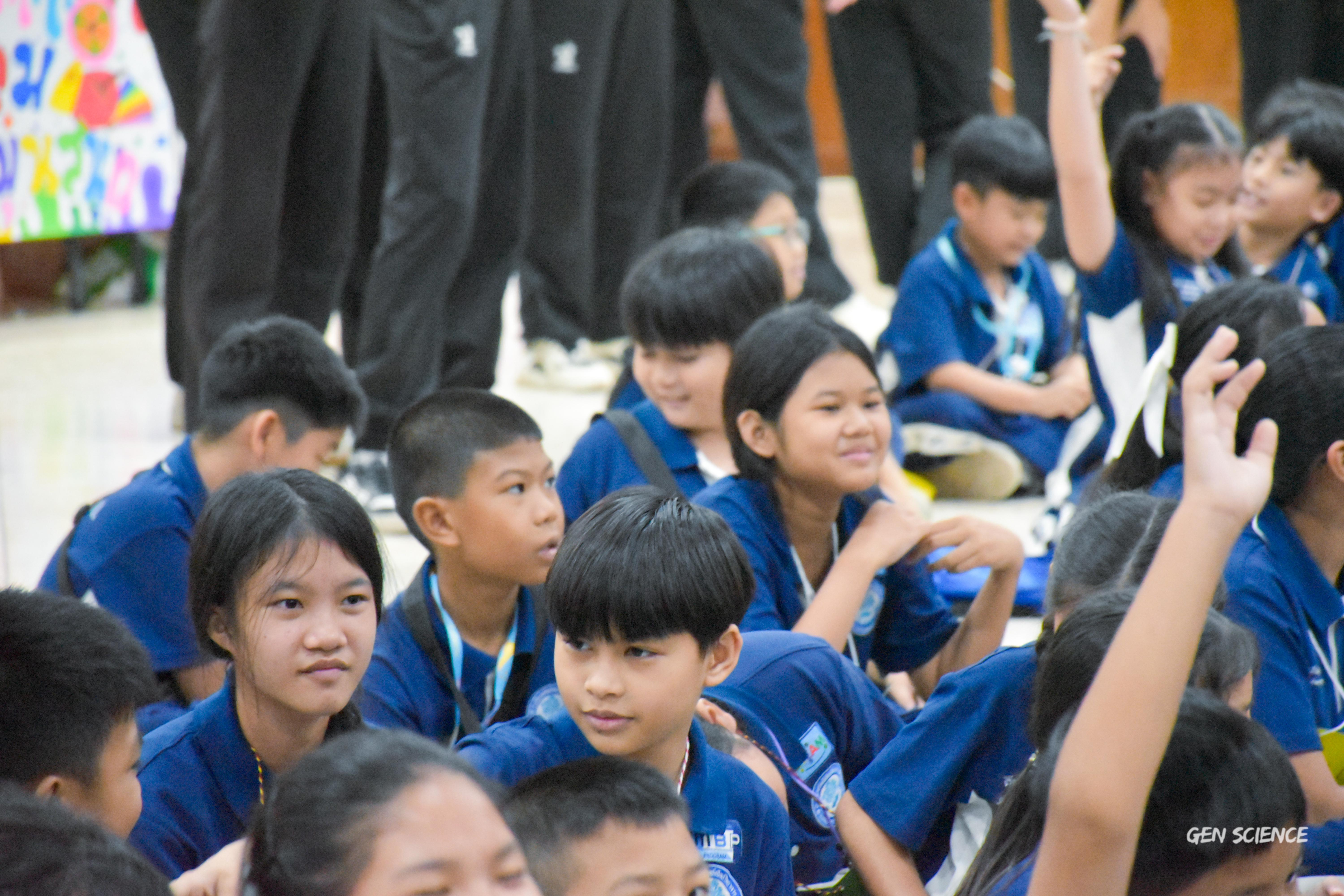 11. วันที่ 27 กันยายน 2568 ผศ.ดร.ปราณี เลิศแก้ว ดร.ธิดารัตน์ พรหมมา และนักศึกษาโปรแกรมวิชาวิทยาศาสตร์ทั่วไป คณะครุศาสตร์ จัดกิจกรรมค่าย STEM ให้กับโรงเรียนทรัพย์สถิตย์วิทยาคาร ณ หอประชุมทีปังกรรัศมีโชติ