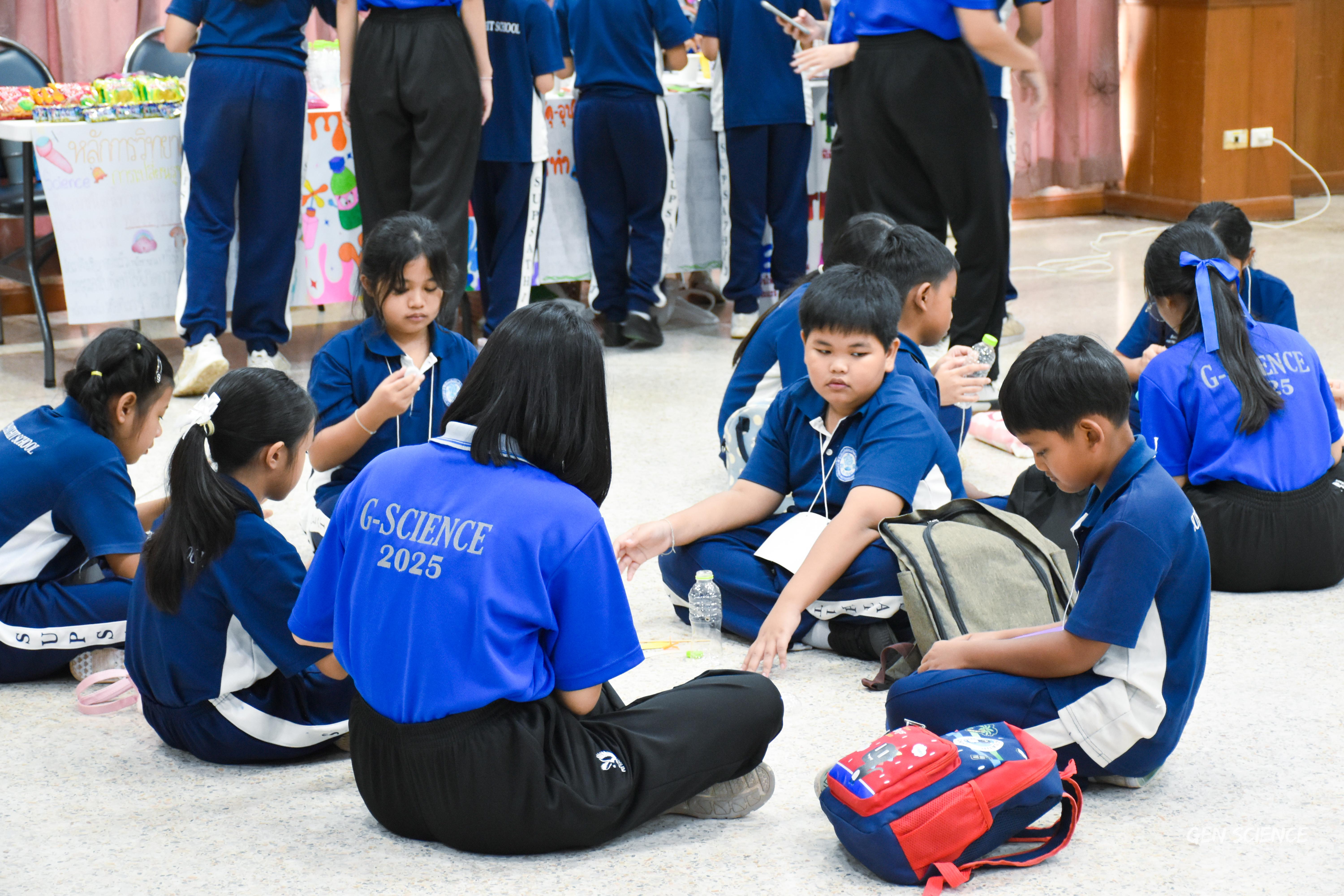 13. วันที่ 27 กันยายน 2568 ผศ.ดร.ปราณี เลิศแก้ว ดร.ธิดารัตน์ พรหมมา และนักศึกษาโปรแกรมวิชาวิทยาศาสตร์ทั่วไป คณะครุศาสตร์ จัดกิจกรรมค่าย STEM ให้กับโรงเรียนทรัพย์สถิตย์วิทยาคาร ณ หอประชุมทีปังกรรัศมีโชติ