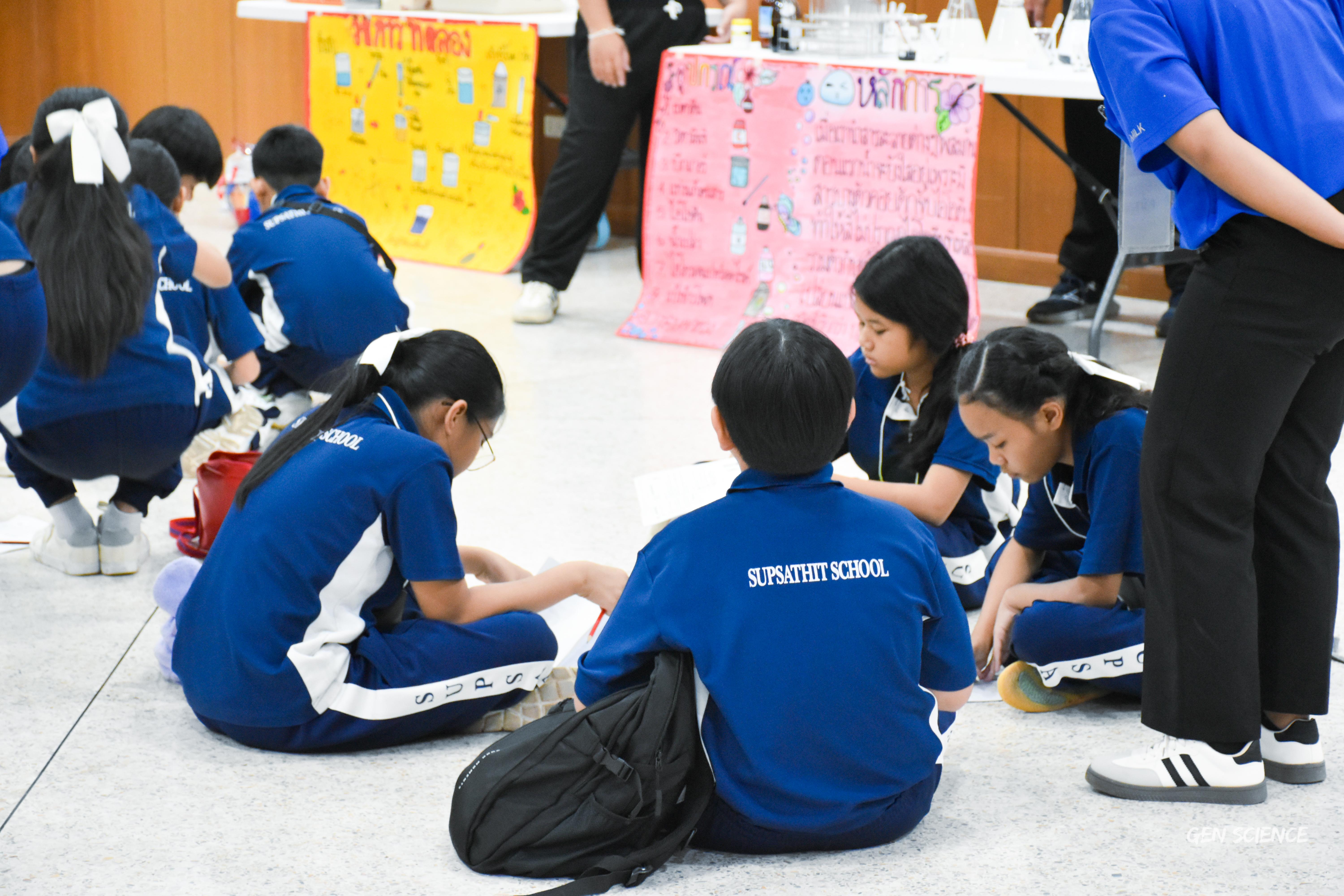 15. วันที่ 27 กันยายน 2568 ผศ.ดร.ปราณี เลิศแก้ว ดร.ธิดารัตน์ พรหมมา และนักศึกษาโปรแกรมวิชาวิทยาศาสตร์ทั่วไป คณะครุศาสตร์ จัดกิจกรรมค่าย STEM ให้กับโรงเรียนทรัพย์สถิตย์วิทยาคาร ณ หอประชุมทีปังกรรัศมีโชติ
