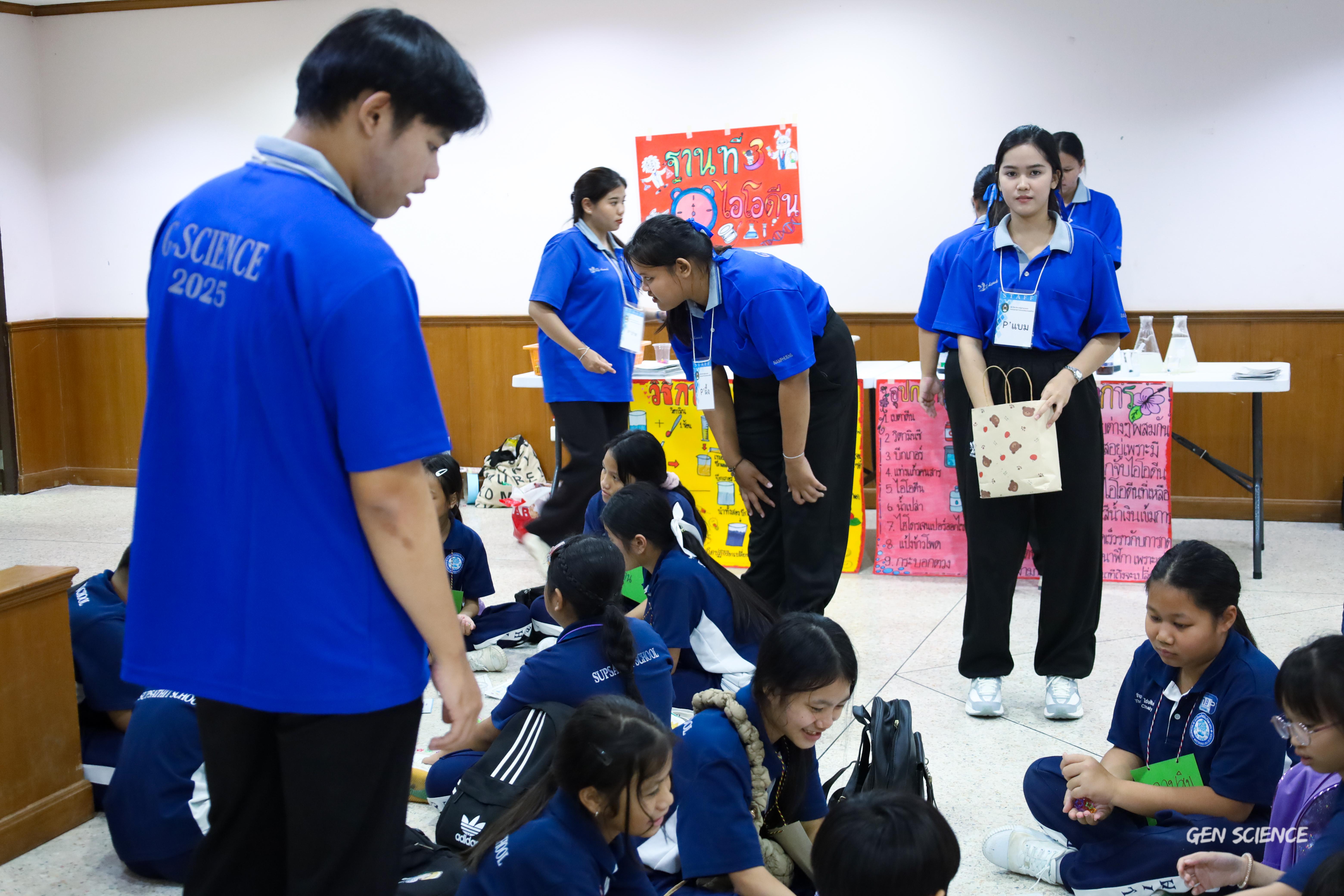18. วันที่ 27 กันยายน 2568 ผศ.ดร.ปราณี เลิศแก้ว ดร.ธิดารัตน์ พรหมมา และนักศึกษาโปรแกรมวิชาวิทยาศาสตร์ทั่วไป คณะครุศาสตร์ จัดกิจกรรมค่าย STEM ให้กับโรงเรียนทรัพย์สถิตย์วิทยาคาร ณ หอประชุมทีปังกรรัศมีโชติ