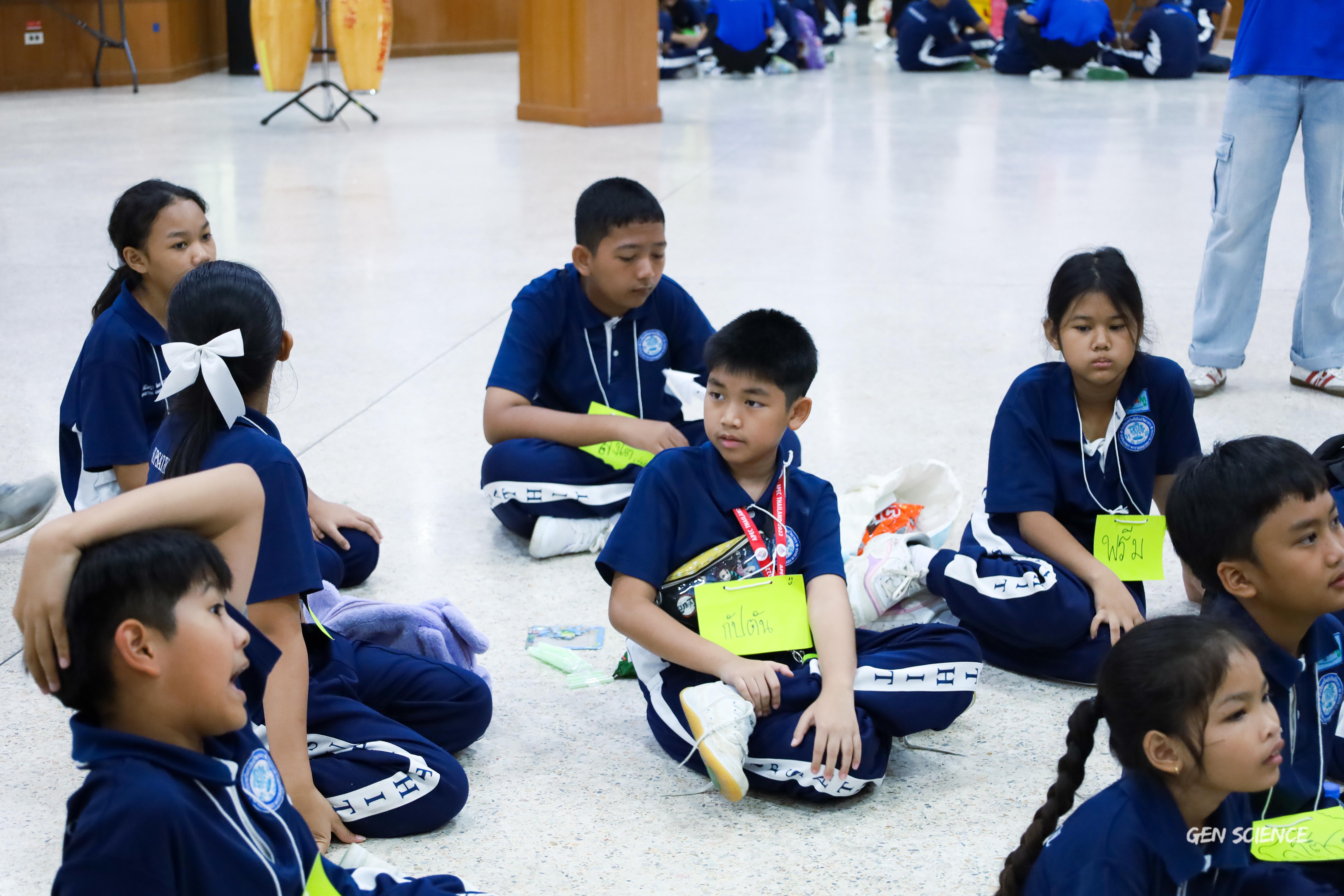 19. วันที่ 27 กันยายน 2568 ผศ.ดร.ปราณี เลิศแก้ว ดร.ธิดารัตน์ พรหมมา และนักศึกษาโปรแกรมวิชาวิทยาศาสตร์ทั่วไป คณะครุศาสตร์ จัดกิจกรรมค่าย STEM ให้กับโรงเรียนทรัพย์สถิตย์วิทยาคาร ณ หอประชุมทีปังกรรัศมีโชติ
