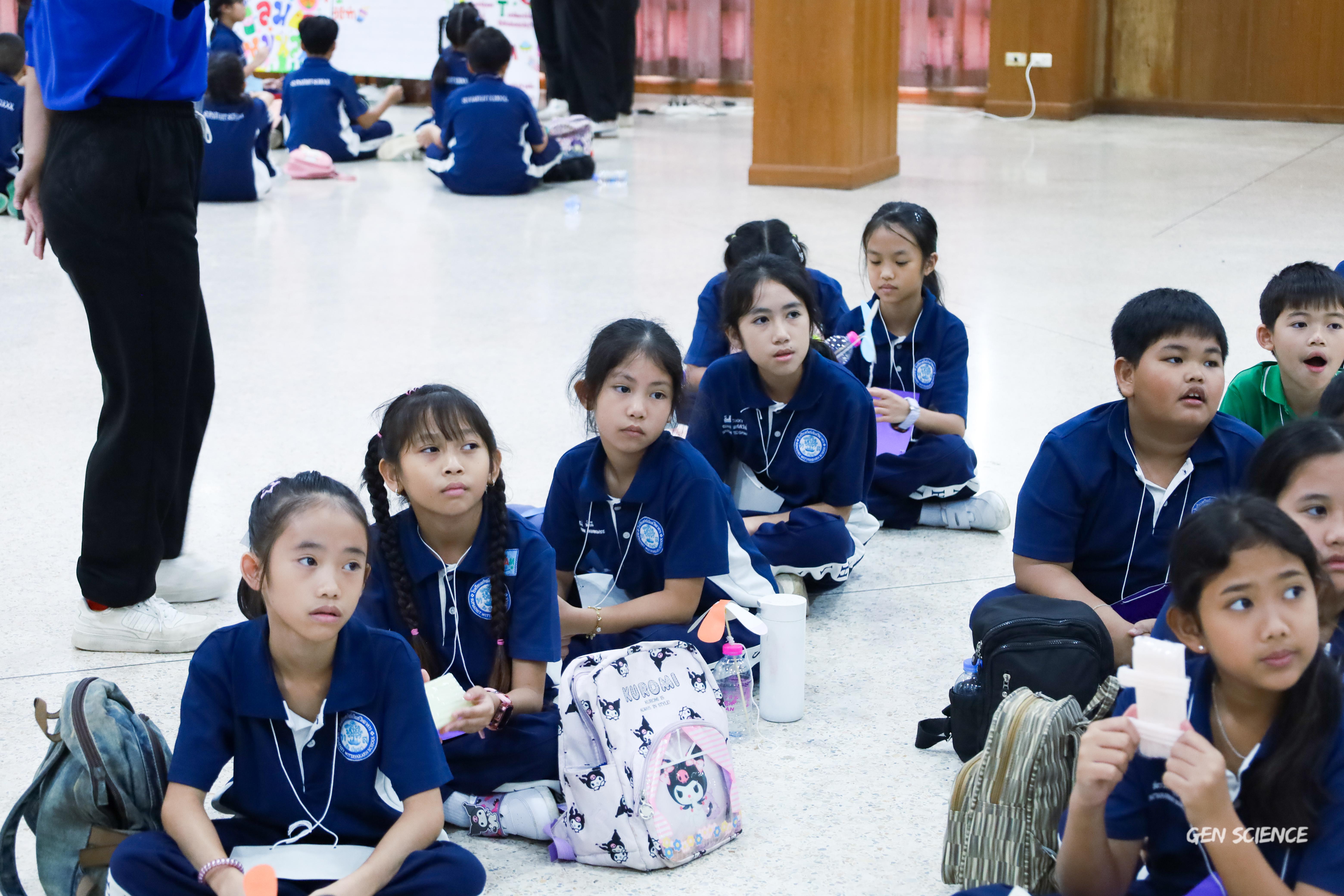 20. วันที่ 27 กันยายน 2568 ผศ.ดร.ปราณี เลิศแก้ว ดร.ธิดารัตน์ พรหมมา และนักศึกษาโปรแกรมวิชาวิทยาศาสตร์ทั่วไป คณะครุศาสตร์ จัดกิจกรรมค่าย STEM ให้กับโรงเรียนทรัพย์สถิตย์วิทยาคาร ณ หอประชุมทีปังกรรัศมีโชติ