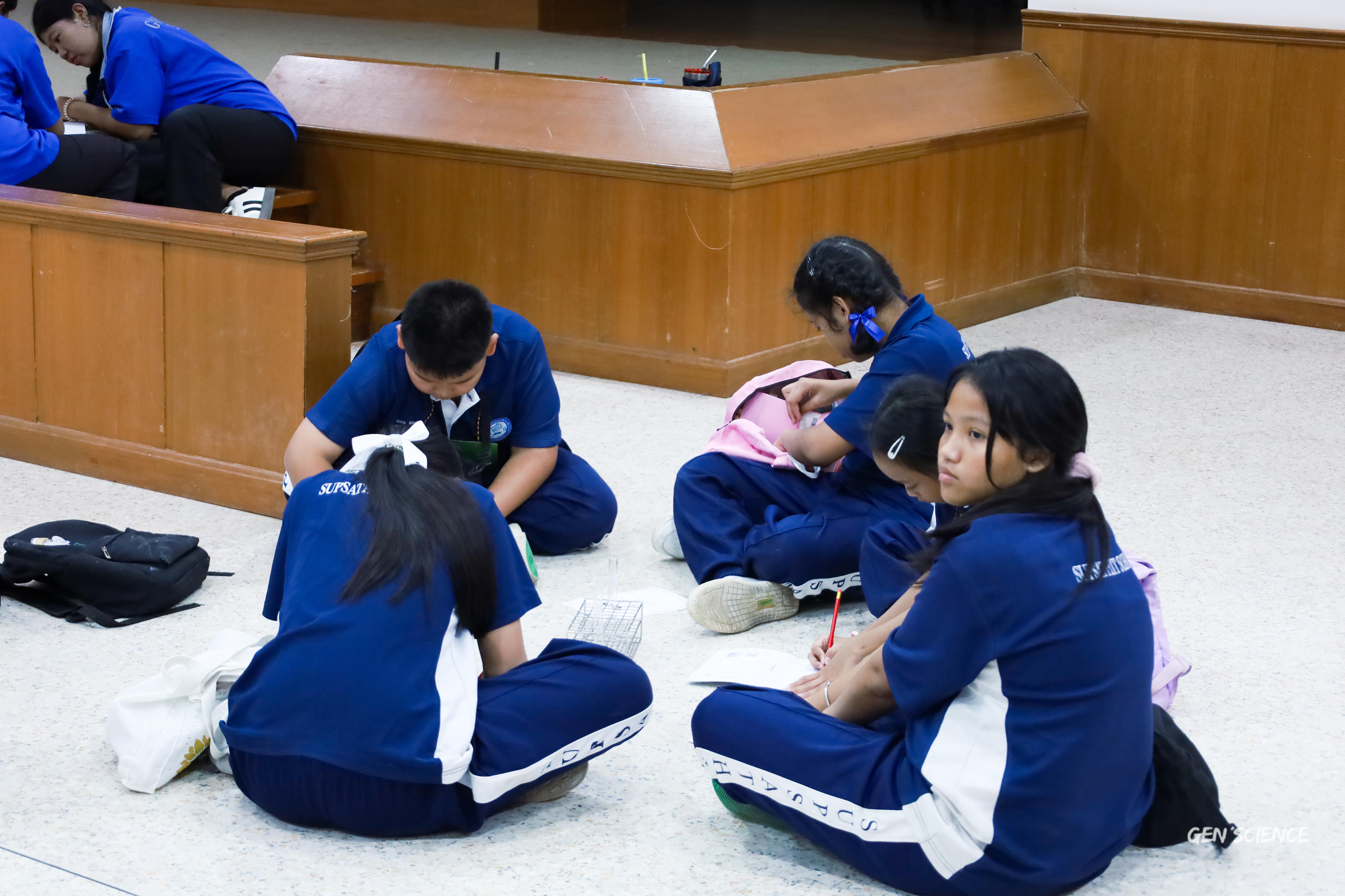 21. วันที่ 27 กันยายน 2568 ผศ.ดร.ปราณี เลิศแก้ว ดร.ธิดารัตน์ พรหมมา และนักศึกษาโปรแกรมวิชาวิทยาศาสตร์ทั่วไป คณะครุศาสตร์ จัดกิจกรรมค่าย STEM ให้กับโรงเรียนทรัพย์สถิตย์วิทยาคาร ณ หอประชุมทีปังกรรัศมีโชติ