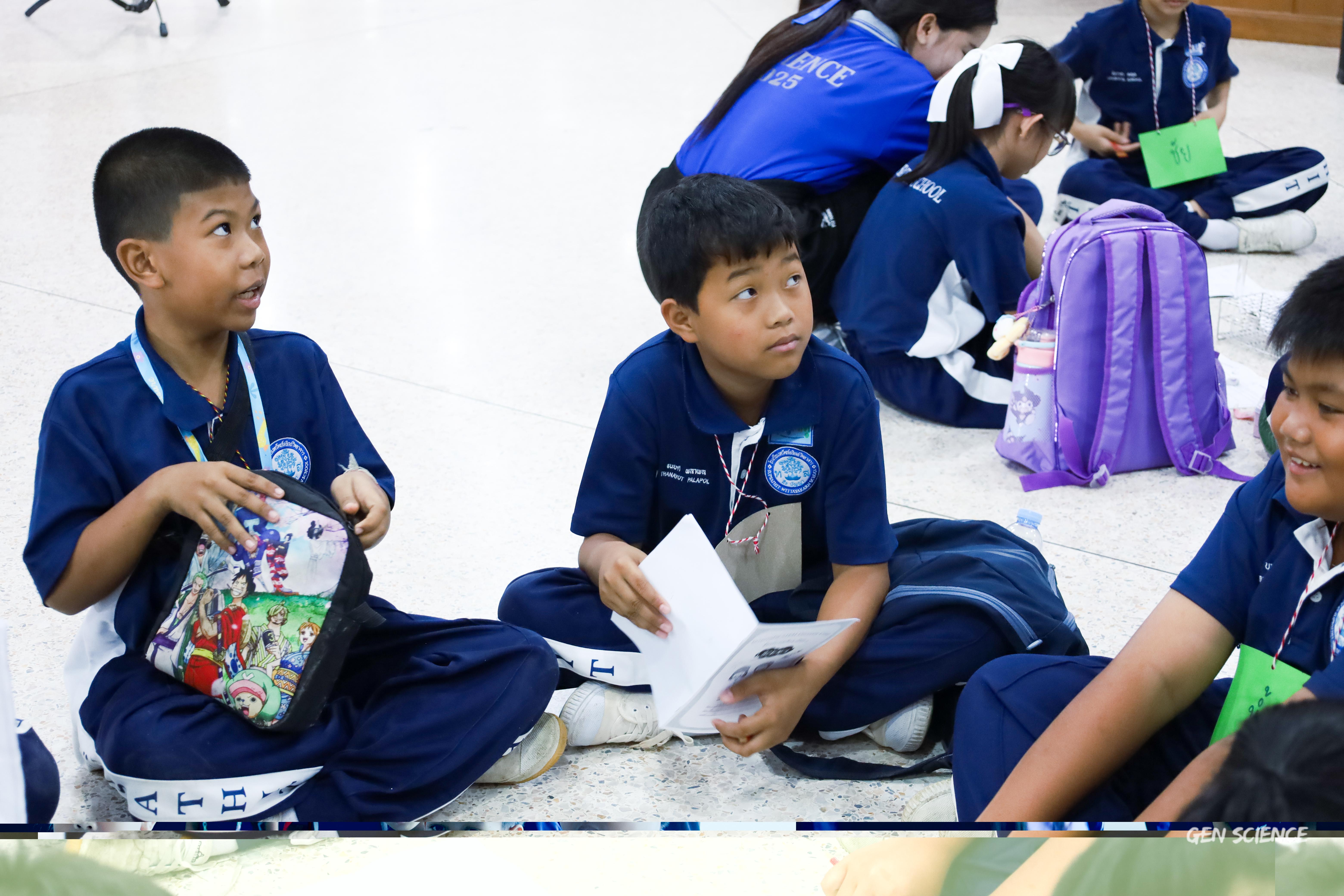 24. วันที่ 27 กันยายน 2568 ผศ.ดร.ปราณี เลิศแก้ว ดร.ธิดารัตน์ พรหมมา และนักศึกษาโปรแกรมวิชาวิทยาศาสตร์ทั่วไป คณะครุศาสตร์ จัดกิจกรรมค่าย STEM ให้กับโรงเรียนทรัพย์สถิตย์วิทยาคาร ณ หอประชุมทีปังกรรัศมีโชติ