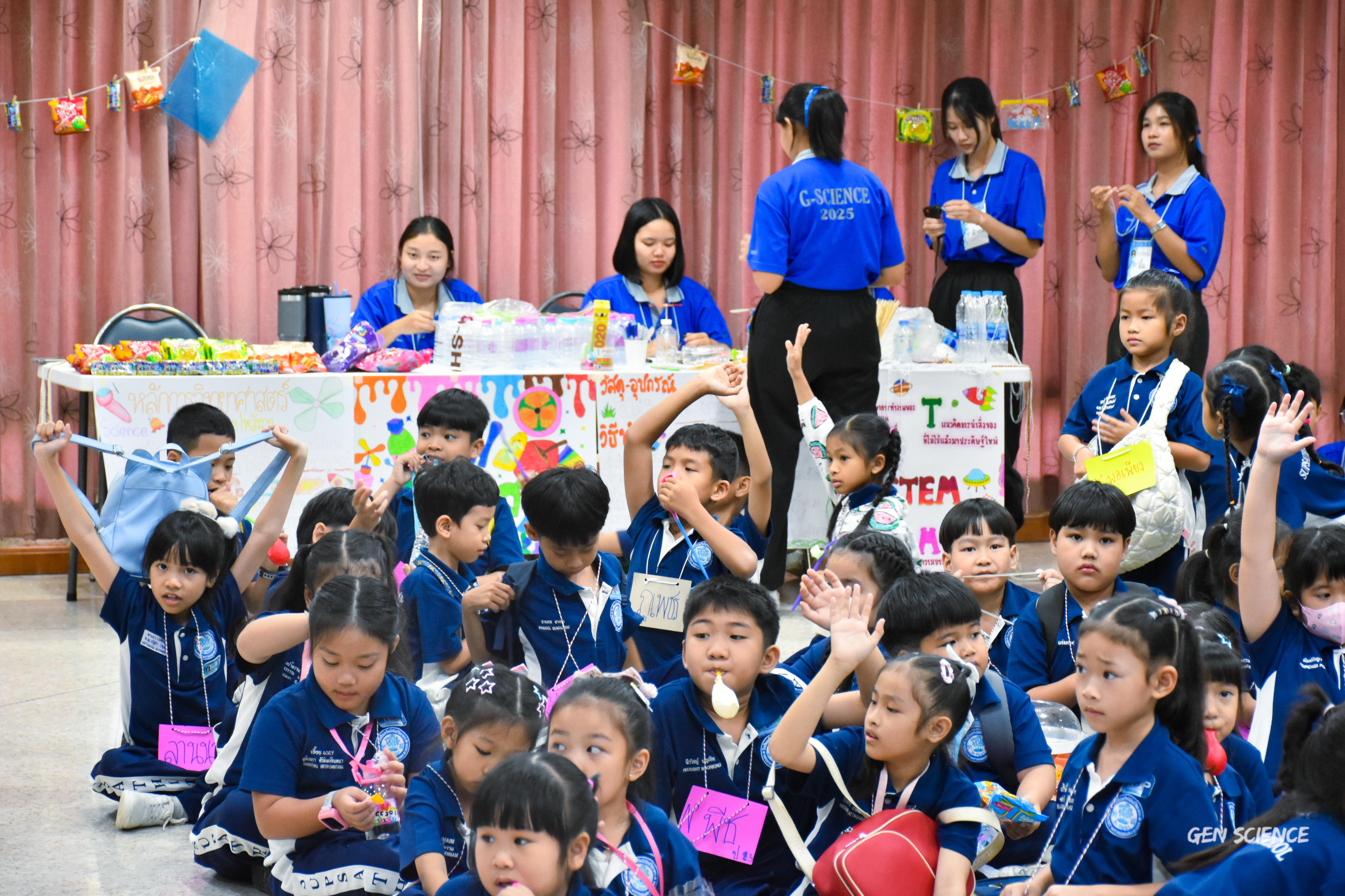 36. วันที่ 27 กันยายน 2568 ผศ.ดร.ปราณี เลิศแก้ว ดร.ธิดารัตน์ พรหมมา และนักศึกษาโปรแกรมวิชาวิทยาศาสตร์ทั่วไป คณะครุศาสตร์ จัดกิจกรรมค่าย STEM ให้กับโรงเรียนทรัพย์สถิตย์วิทยาคาร ณ หอประชุมทีปังกรรัศมีโชติ