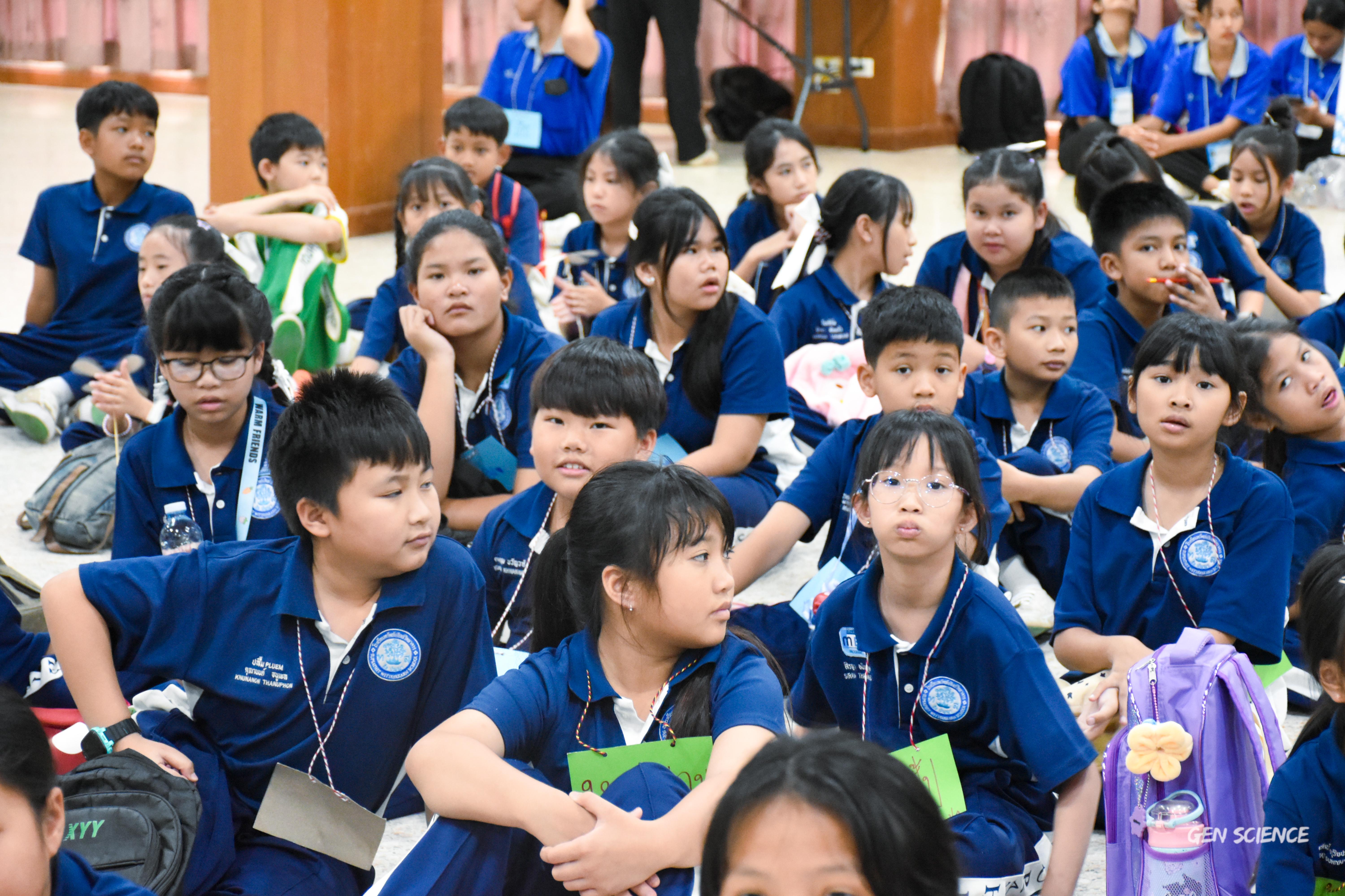 40. วันที่ 27 กันยายน 2568 ผศ.ดร.ปราณี เลิศแก้ว ดร.ธิดารัตน์ พรหมมา และนักศึกษาโปรแกรมวิชาวิทยาศาสตร์ทั่วไป คณะครุศาสตร์ จัดกิจกรรมค่าย STEM ให้กับโรงเรียนทรัพย์สถิตย์วิทยาคาร ณ หอประชุมทีปังกรรัศมีโชติ