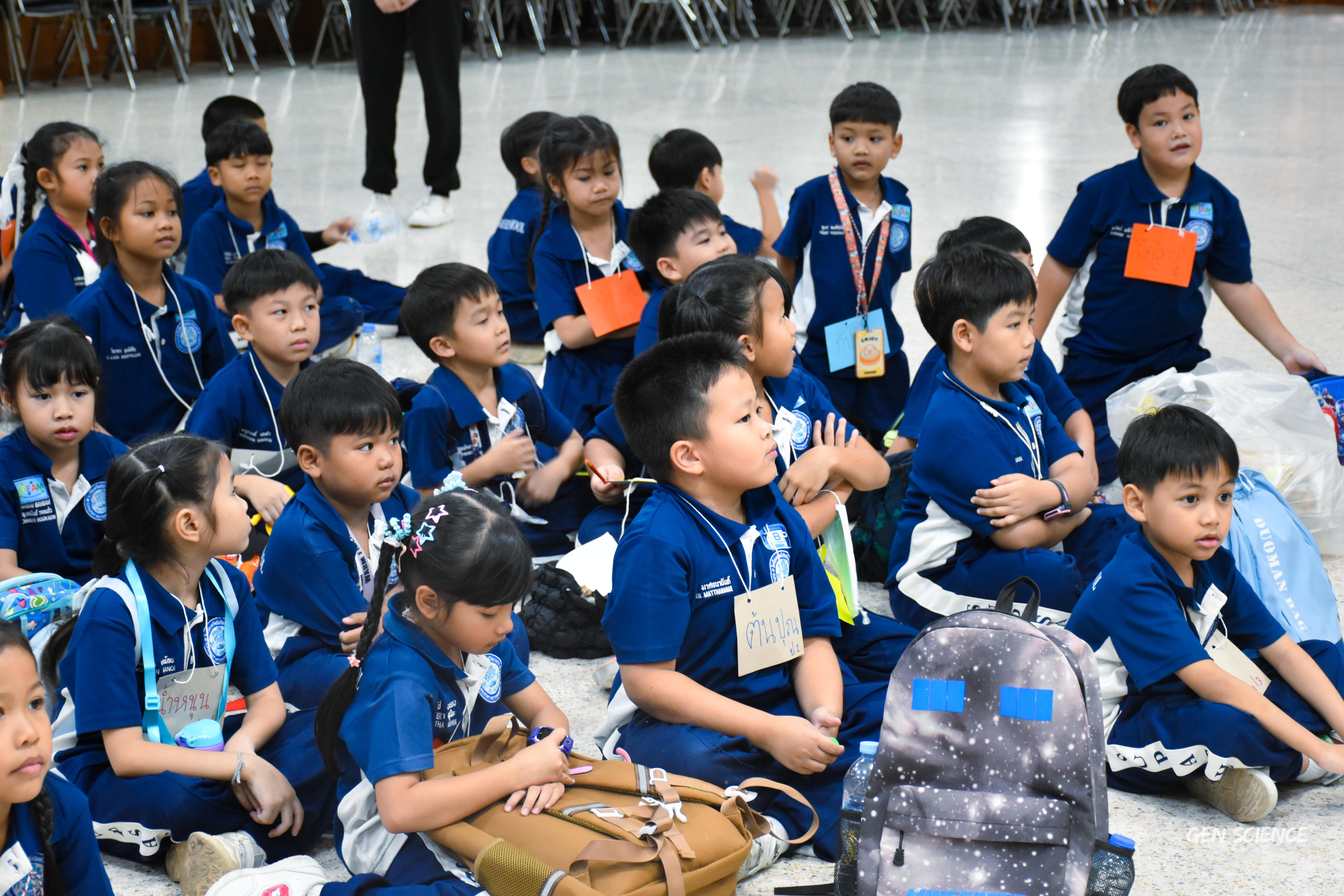41. วันที่ 27 กันยายน 2568 ผศ.ดร.ปราณี เลิศแก้ว ดร.ธิดารัตน์ พรหมมา และนักศึกษาโปรแกรมวิชาวิทยาศาสตร์ทั่วไป คณะครุศาสตร์ จัดกิจกรรมค่าย STEM ให้กับโรงเรียนทรัพย์สถิตย์วิทยาคาร ณ หอประชุมทีปังกรรัศมีโชติ