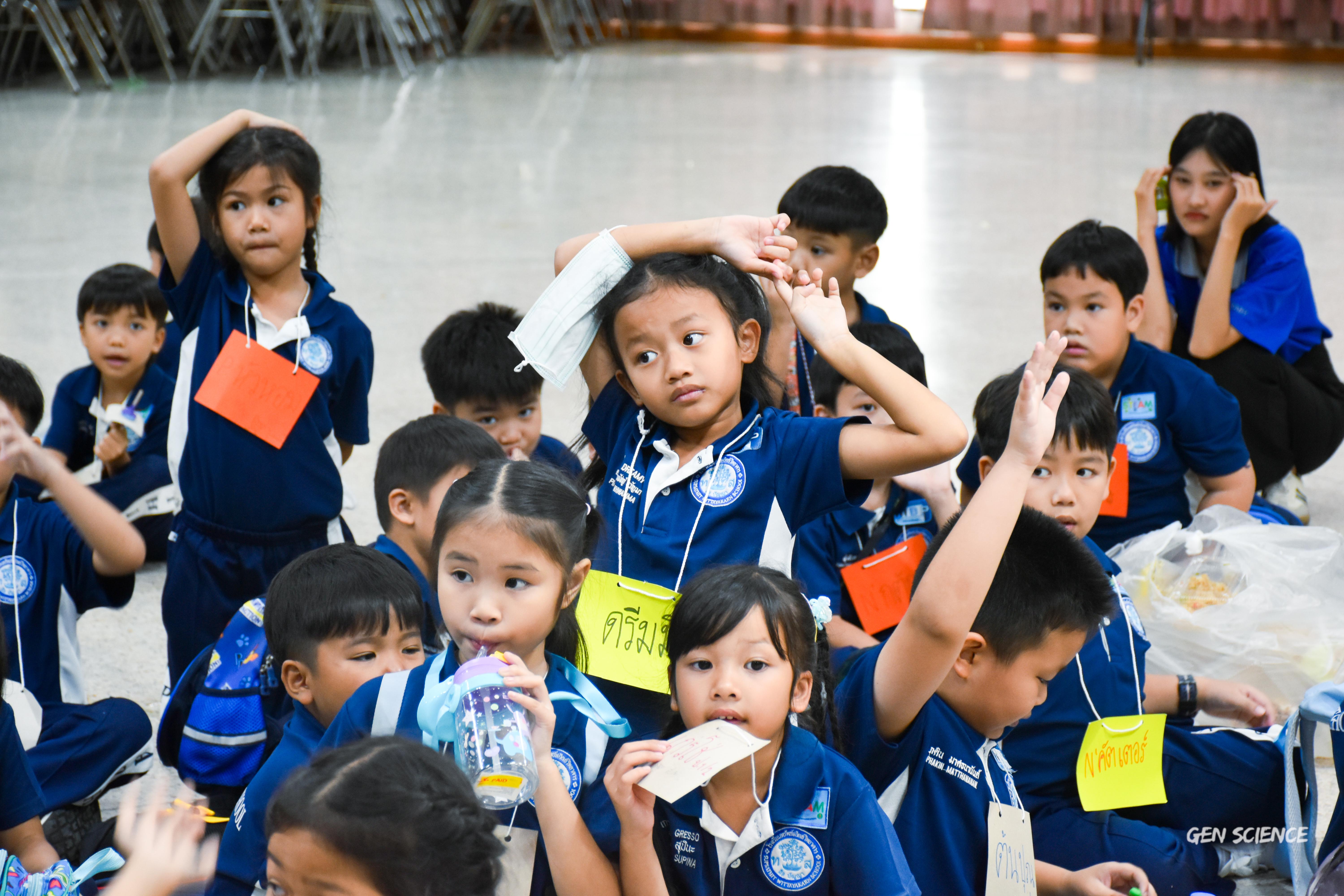 49. วันที่ 27 กันยายน 2568 ผศ.ดร.ปราณี เลิศแก้ว ดร.ธิดารัตน์ พรหมมา และนักศึกษาโปรแกรมวิชาวิทยาศาสตร์ทั่วไป คณะครุศาสตร์ จัดกิจกรรมค่าย STEM ให้กับโรงเรียนทรัพย์สถิตย์วิทยาคาร ณ หอประชุมทีปังกรรัศมีโชติ