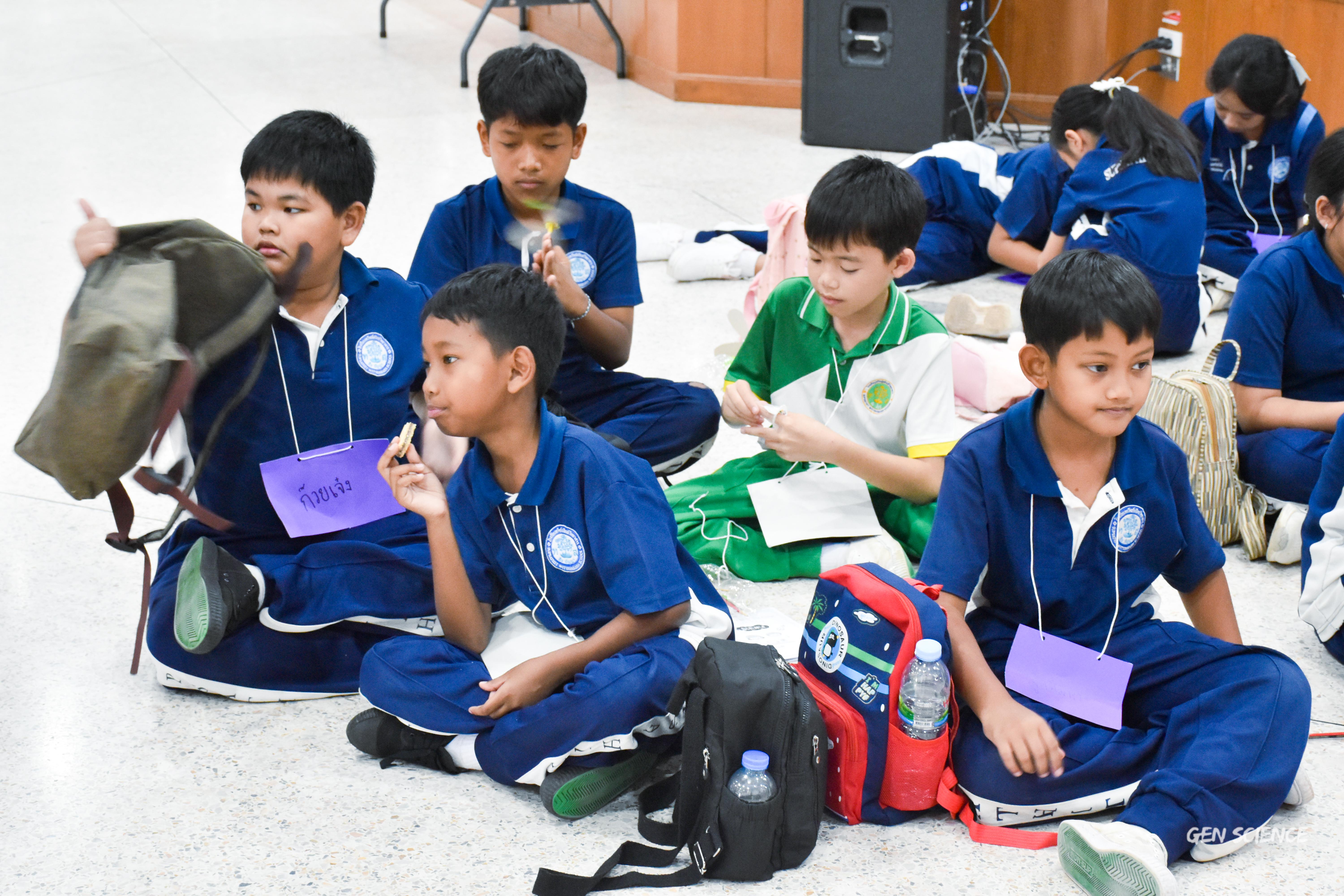52. วันที่ 27 กันยายน 2568 ผศ.ดร.ปราณี เลิศแก้ว ดร.ธิดารัตน์ พรหมมา และนักศึกษาโปรแกรมวิชาวิทยาศาสตร์ทั่วไป คณะครุศาสตร์ จัดกิจกรรมค่าย STEM ให้กับโรงเรียนทรัพย์สถิตย์วิทยาคาร ณ หอประชุมทีปังกรรัศมีโชติ