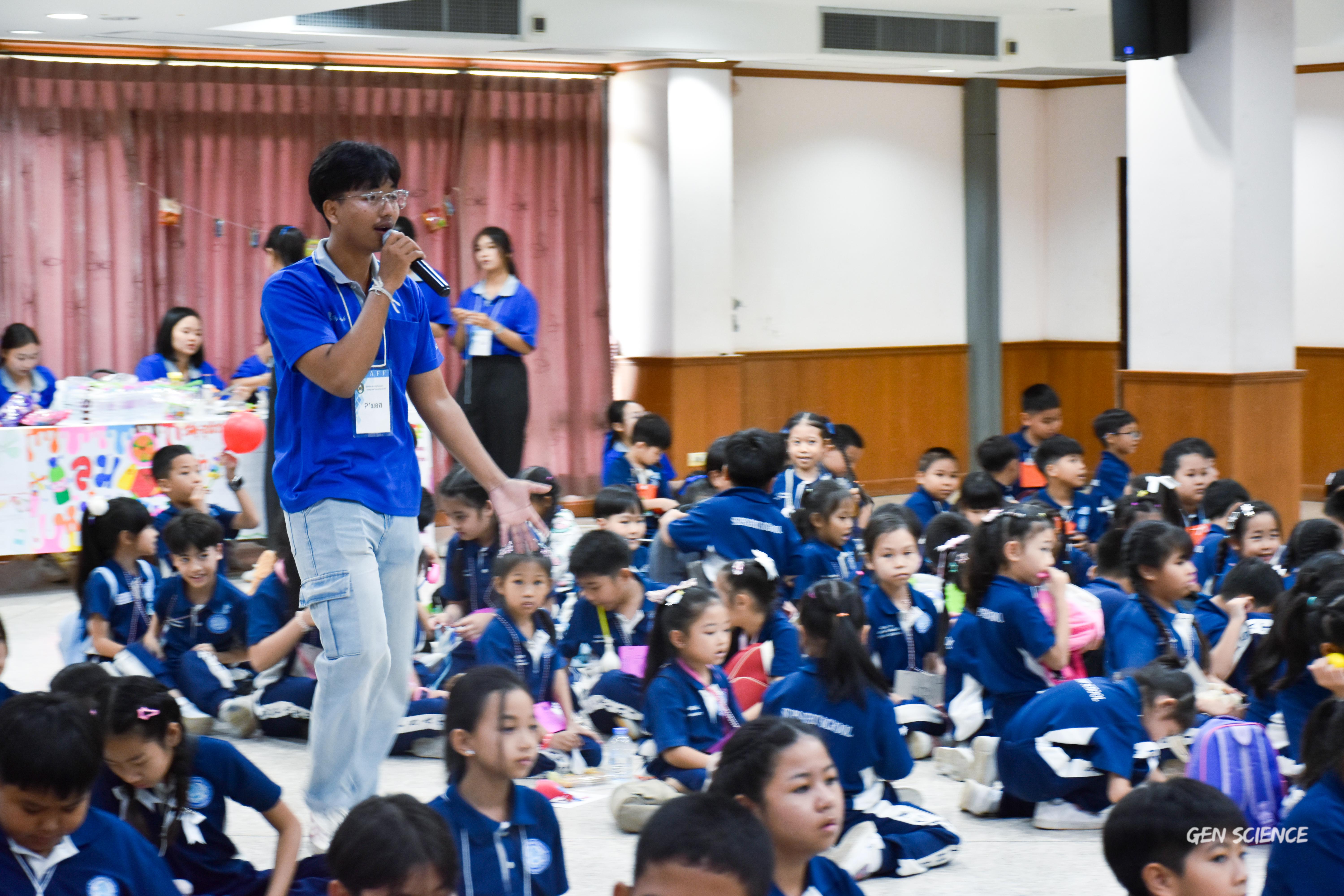 53. วันที่ 27 กันยายน 2568 ผศ.ดร.ปราณี เลิศแก้ว ดร.ธิดารัตน์ พรหมมา และนักศึกษาโปรแกรมวิชาวิทยาศาสตร์ทั่วไป คณะครุศาสตร์ จัดกิจกรรมค่าย STEM ให้กับโรงเรียนทรัพย์สถิตย์วิทยาคาร ณ หอประชุมทีปังกรรัศมีโชติ