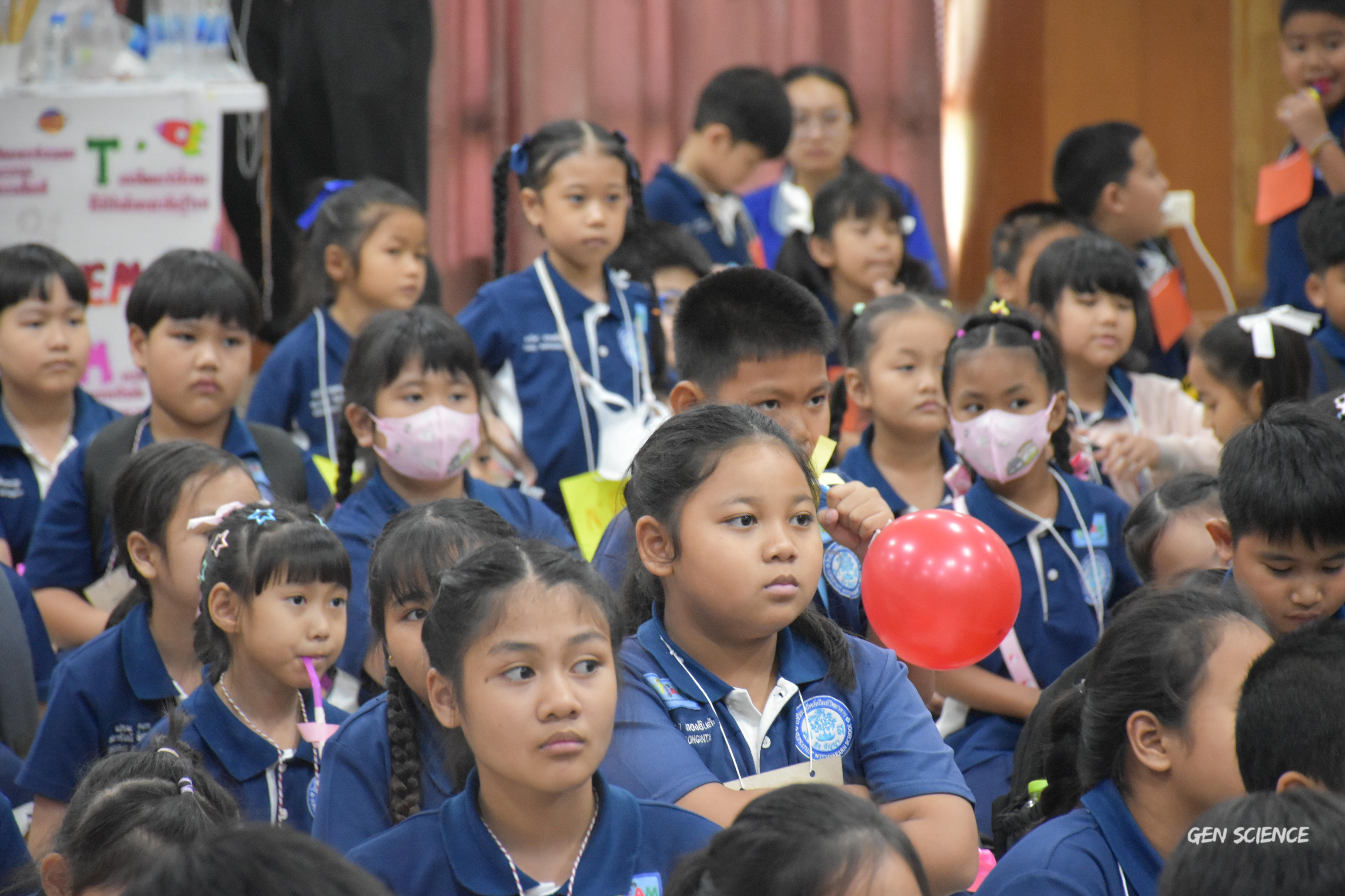 54. วันที่ 27 กันยายน 2568 ผศ.ดร.ปราณี เลิศแก้ว ดร.ธิดารัตน์ พรหมมา และนักศึกษาโปรแกรมวิชาวิทยาศาสตร์ทั่วไป คณะครุศาสตร์ จัดกิจกรรมค่าย STEM ให้กับโรงเรียนทรัพย์สถิตย์วิทยาคาร ณ หอประชุมทีปังกรรัศมีโชติ