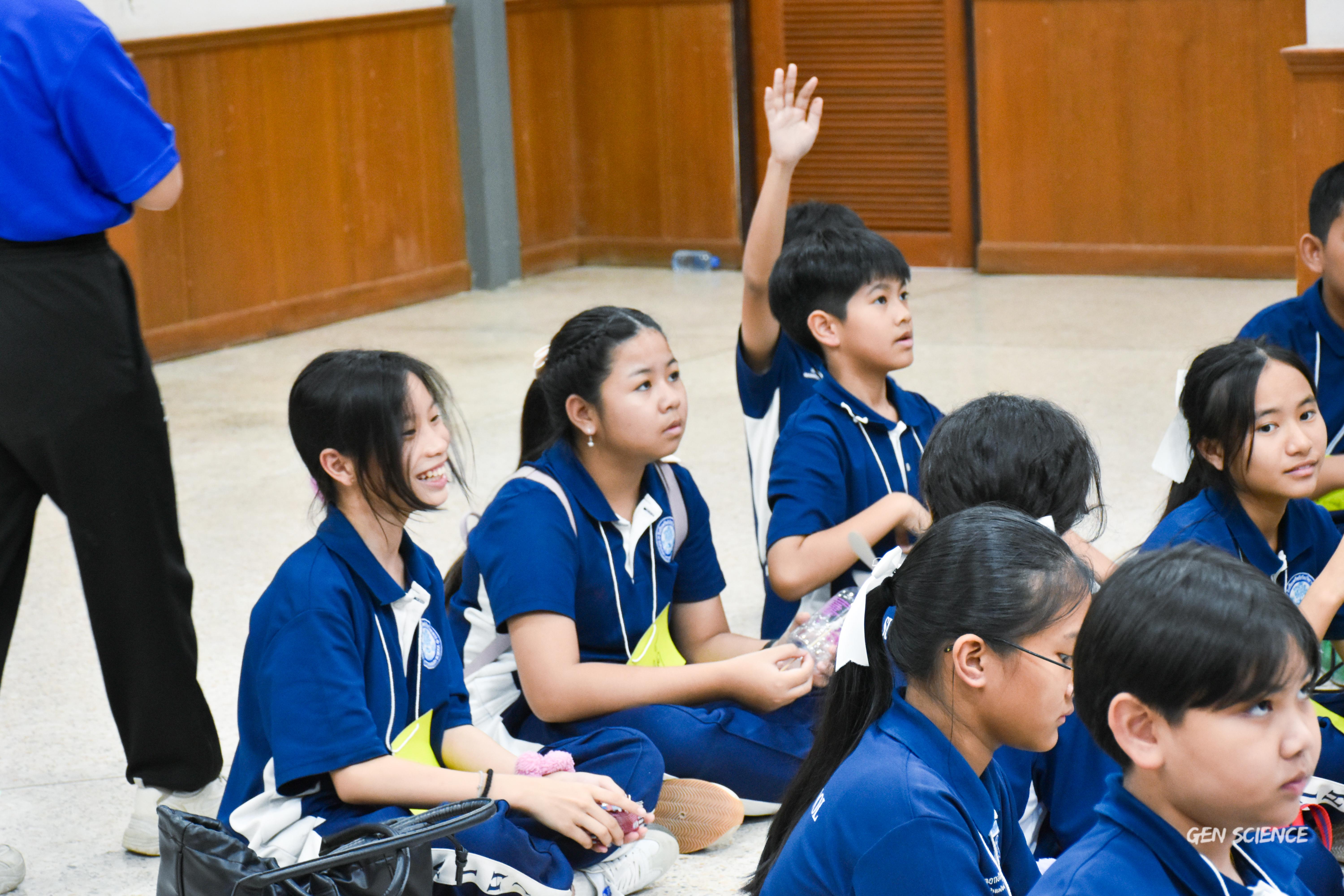 55. วันที่ 27 กันยายน 2568 ผศ.ดร.ปราณี เลิศแก้ว ดร.ธิดารัตน์ พรหมมา และนักศึกษาโปรแกรมวิชาวิทยาศาสตร์ทั่วไป คณะครุศาสตร์ จัดกิจกรรมค่าย STEM ให้กับโรงเรียนทรัพย์สถิตย์วิทยาคาร ณ หอประชุมทีปังกรรัศมีโชติ