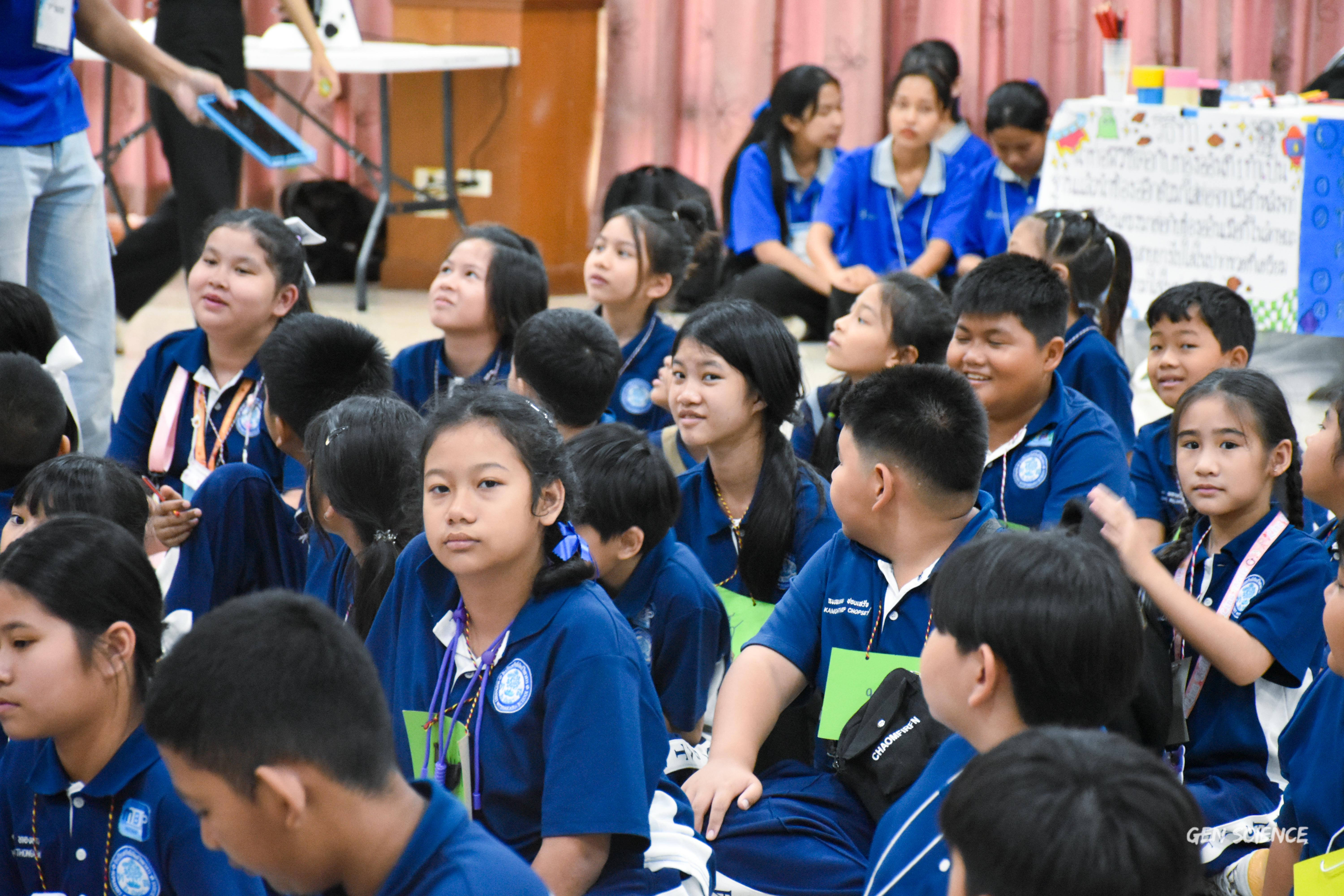 57. วันที่ 27 กันยายน 2568 ผศ.ดร.ปราณี เลิศแก้ว ดร.ธิดารัตน์ พรหมมา และนักศึกษาโปรแกรมวิชาวิทยาศาสตร์ทั่วไป คณะครุศาสตร์ จัดกิจกรรมค่าย STEM ให้กับโรงเรียนทรัพย์สถิตย์วิทยาคาร ณ หอประชุมทีปังกรรัศมีโชติ