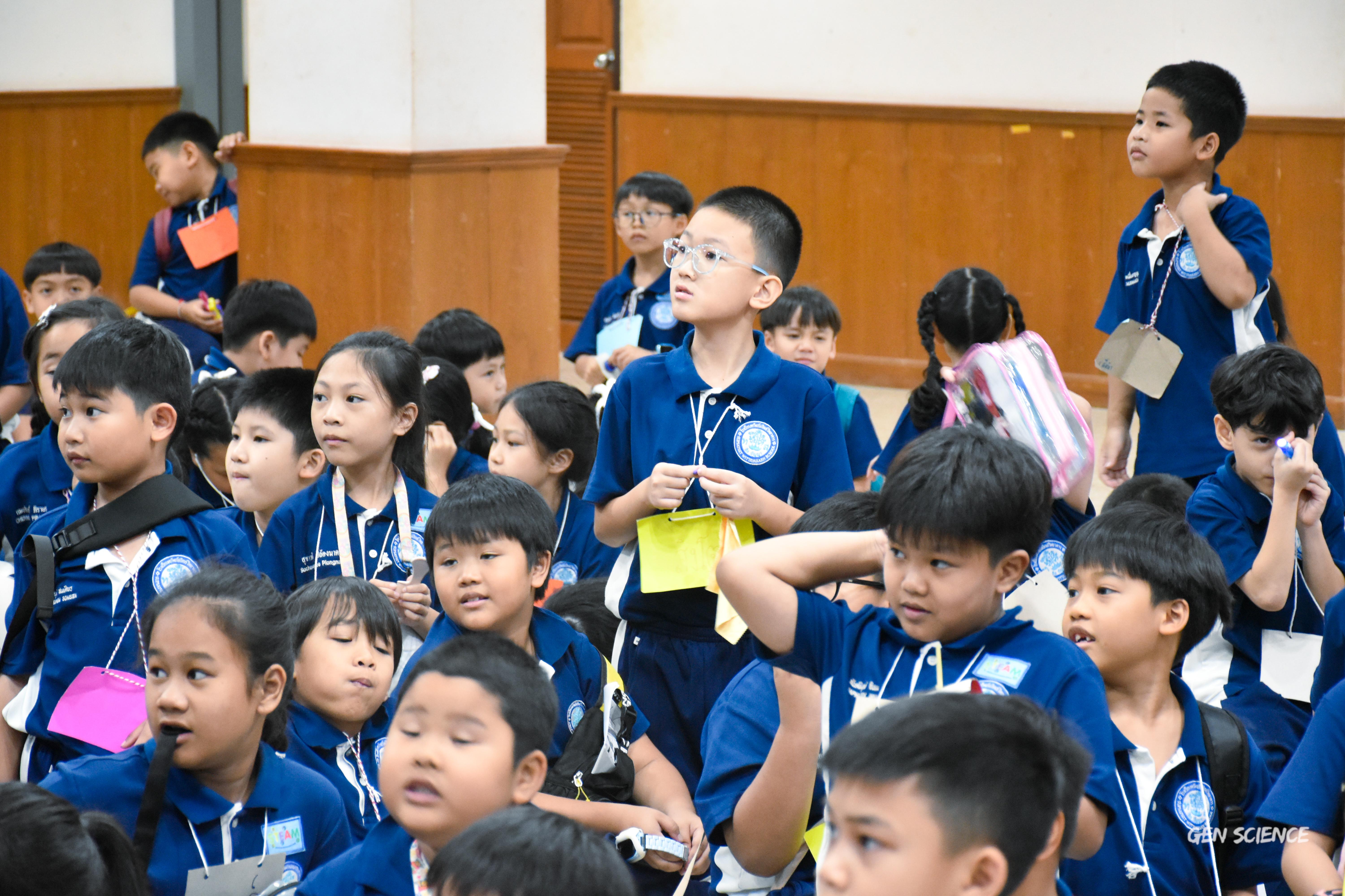 61. วันที่ 27 กันยายน 2568 ผศ.ดร.ปราณี เลิศแก้ว ดร.ธิดารัตน์ พรหมมา และนักศึกษาโปรแกรมวิชาวิทยาศาสตร์ทั่วไป คณะครุศาสตร์ จัดกิจกรรมค่าย STEM ให้กับโรงเรียนทรัพย์สถิตย์วิทยาคาร ณ หอประชุมทีปังกรรัศมีโชติ