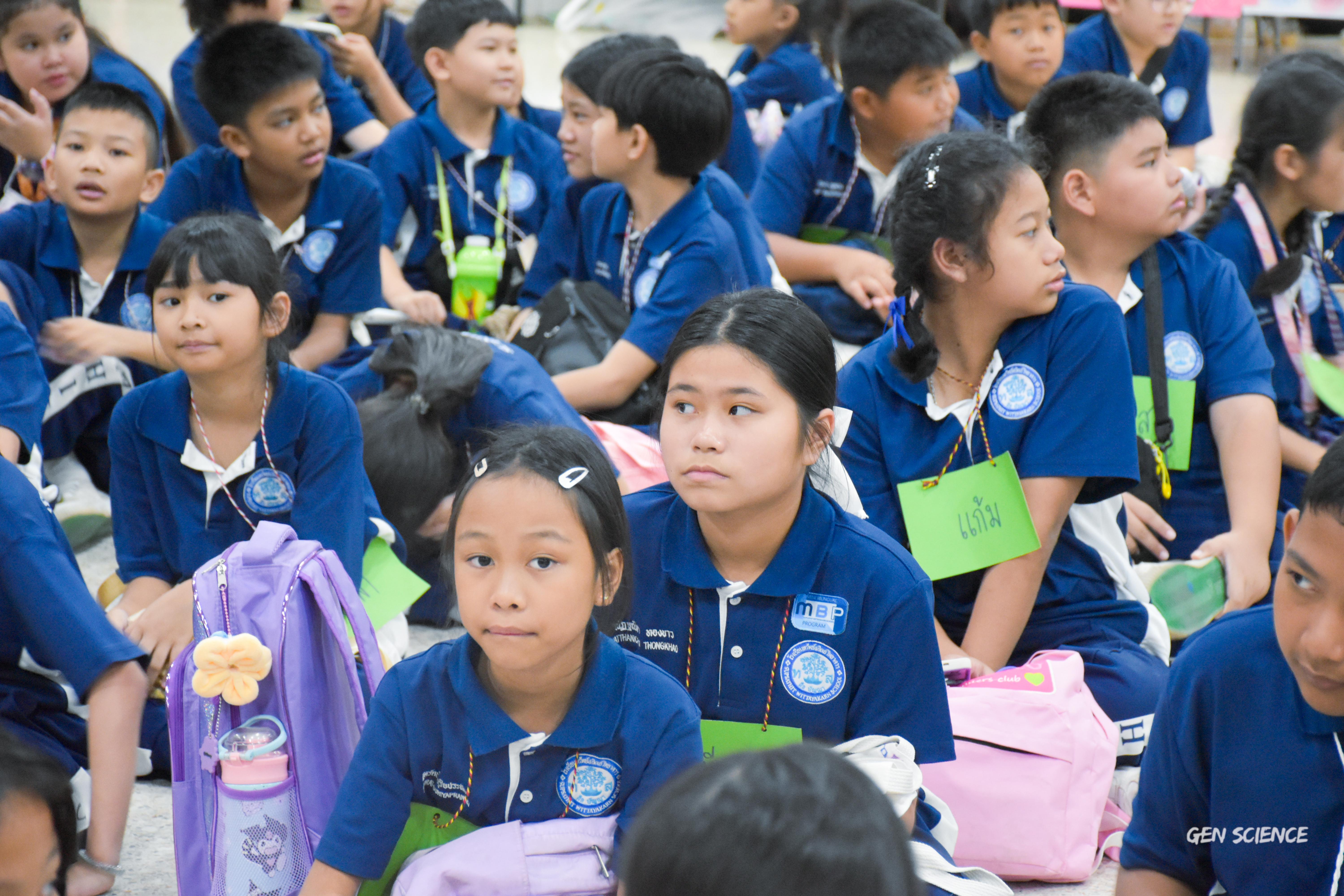 64. วันที่ 27 กันยายน 2568 ผศ.ดร.ปราณี เลิศแก้ว ดร.ธิดารัตน์ พรหมมา และนักศึกษาโปรแกรมวิชาวิทยาศาสตร์ทั่วไป คณะครุศาสตร์ จัดกิจกรรมค่าย STEM ให้กับโรงเรียนทรัพย์สถิตย์วิทยาคาร ณ หอประชุมทีปังกรรัศมีโชติ