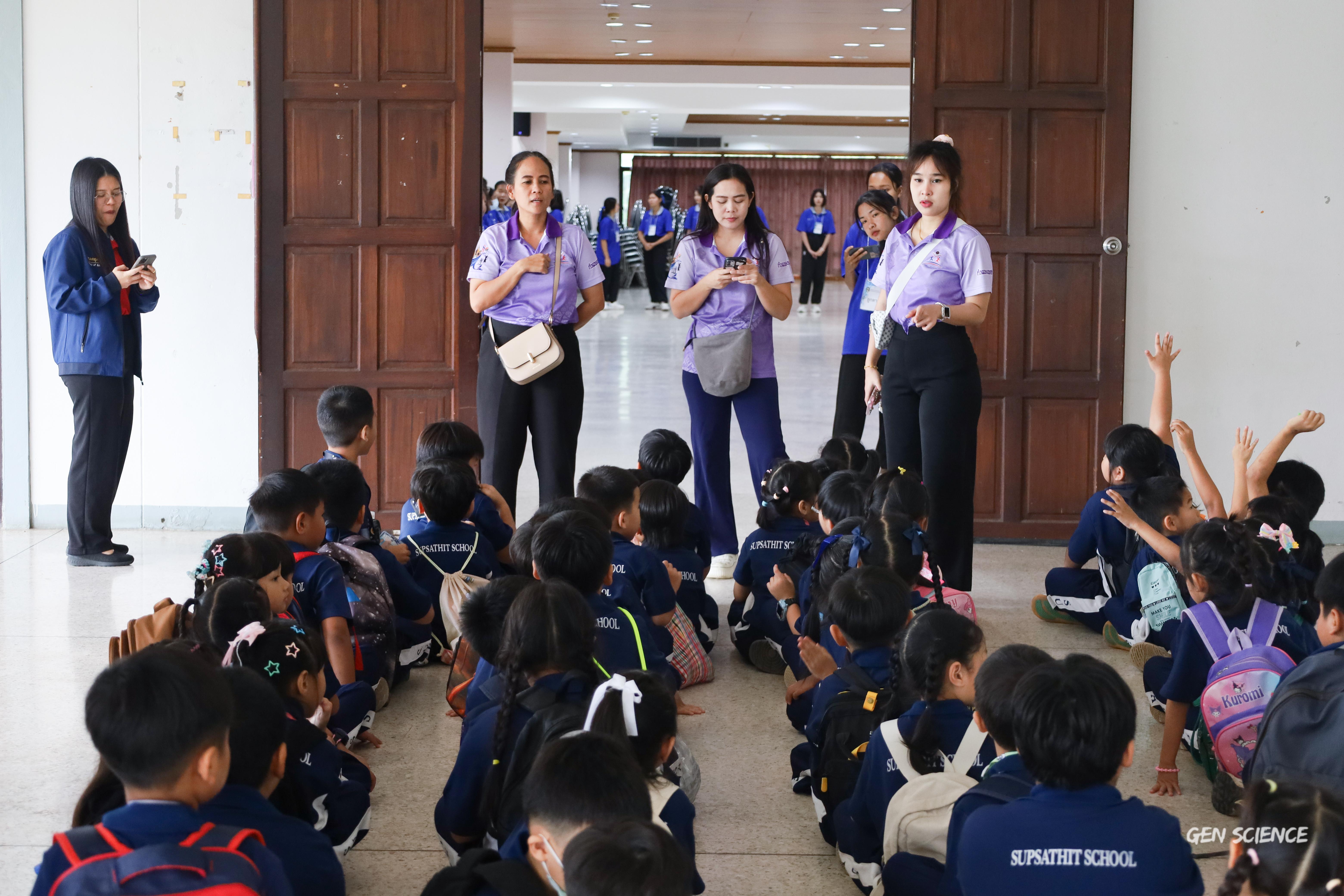 74. วันที่ 27 กันยายน 2568 ผศ.ดร.ปราณี เลิศแก้ว ดร.ธิดารัตน์ พรหมมา และนักศึกษาโปรแกรมวิชาวิทยาศาสตร์ทั่วไป คณะครุศาสตร์ จัดกิจกรรมค่าย STEM ให้กับโรงเรียนทรัพย์สถิตย์วิทยาคาร ณ หอประชุมทีปังกรรัศมีโชติ