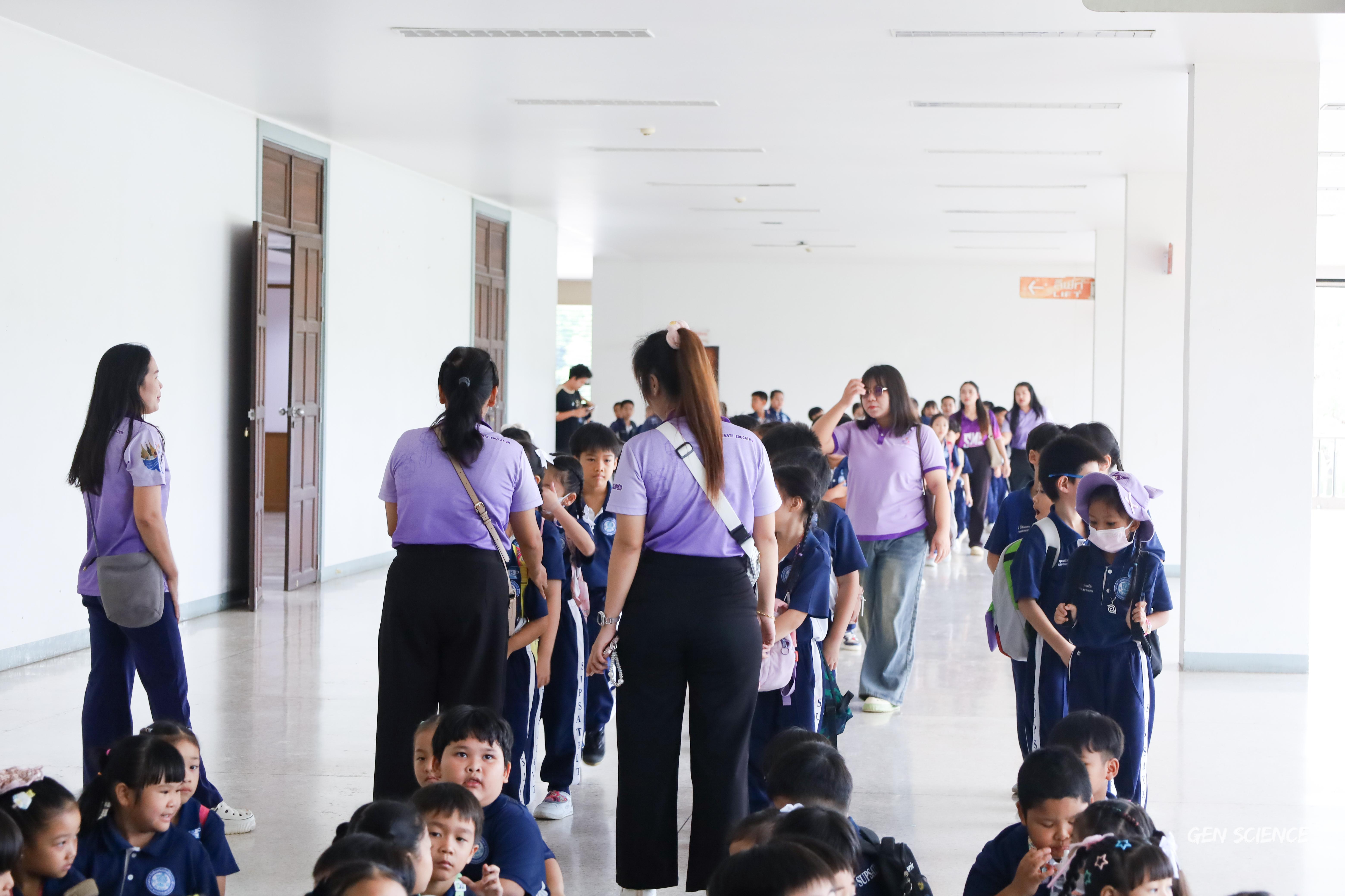75. วันที่ 27 กันยายน 2568 ผศ.ดร.ปราณี เลิศแก้ว ดร.ธิดารัตน์ พรหมมา และนักศึกษาโปรแกรมวิชาวิทยาศาสตร์ทั่วไป คณะครุศาสตร์ จัดกิจกรรมค่าย STEM ให้กับโรงเรียนทรัพย์สถิตย์วิทยาคาร ณ หอประชุมทีปังกรรัศมีโชติ