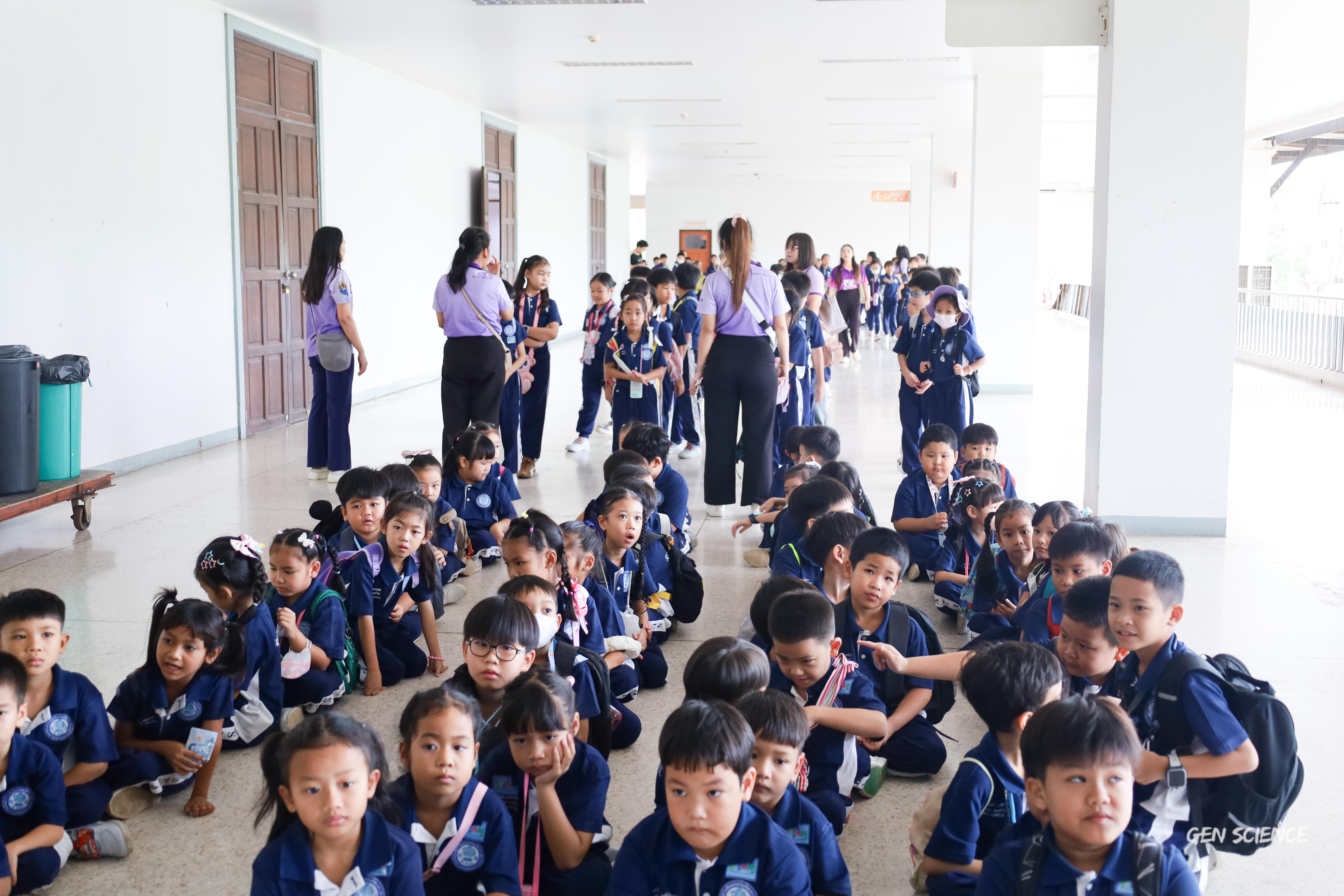 76. วันที่ 27 กันยายน 2568 ผศ.ดร.ปราณี เลิศแก้ว ดร.ธิดารัตน์ พรหมมา และนักศึกษาโปรแกรมวิชาวิทยาศาสตร์ทั่วไป คณะครุศาสตร์ จัดกิจกรรมค่าย STEM ให้กับโรงเรียนทรัพย์สถิตย์วิทยาคาร ณ หอประชุมทีปังกรรัศมีโชติ