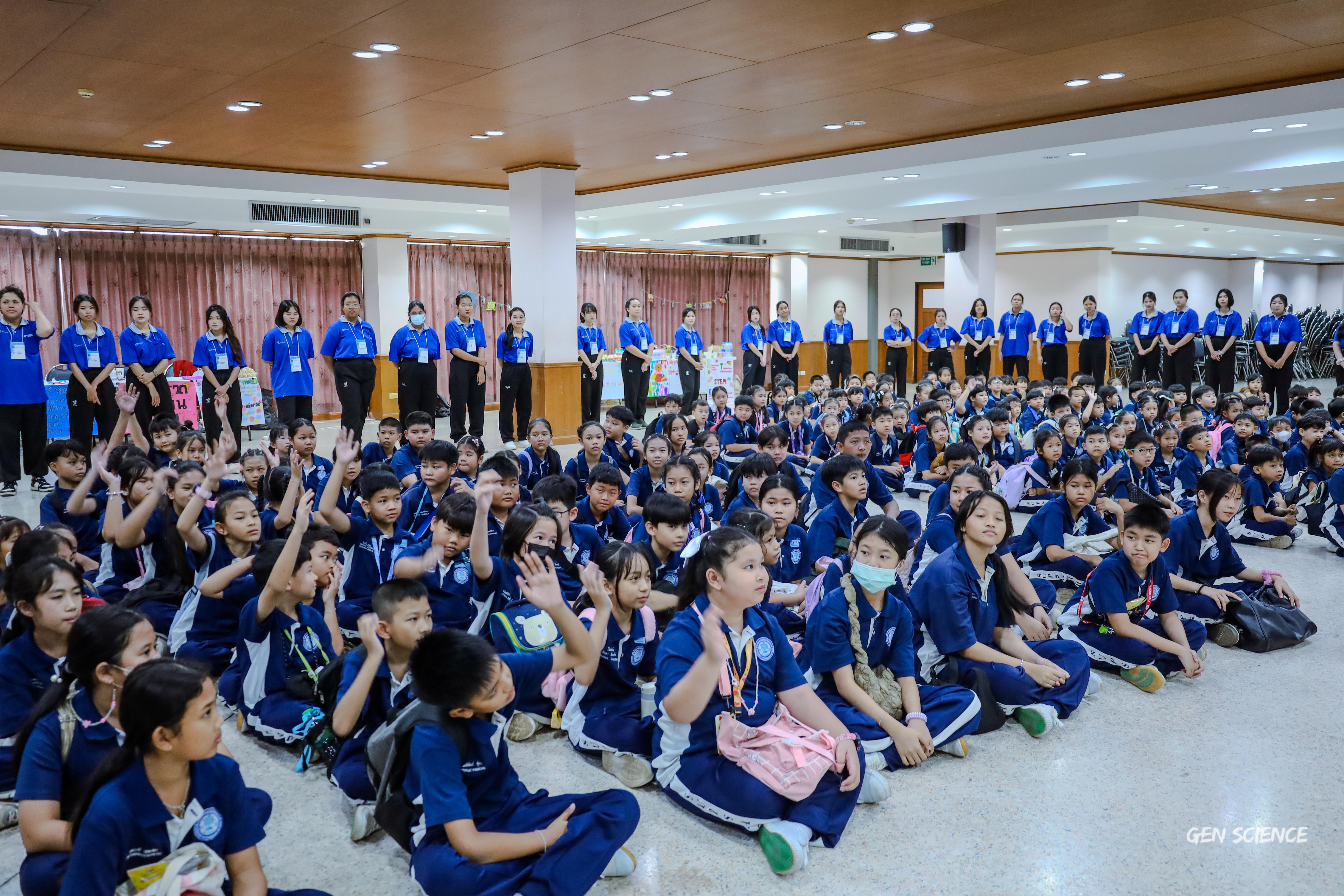 79. วันที่ 27 กันยายน 2568 ผศ.ดร.ปราณี เลิศแก้ว ดร.ธิดารัตน์ พรหมมา และนักศึกษาโปรแกรมวิชาวิทยาศาสตร์ทั่วไป คณะครุศาสตร์ จัดกิจกรรมค่าย STEM ให้กับโรงเรียนทรัพย์สถิตย์วิทยาคาร ณ หอประชุมทีปังกรรัศมีโชติ