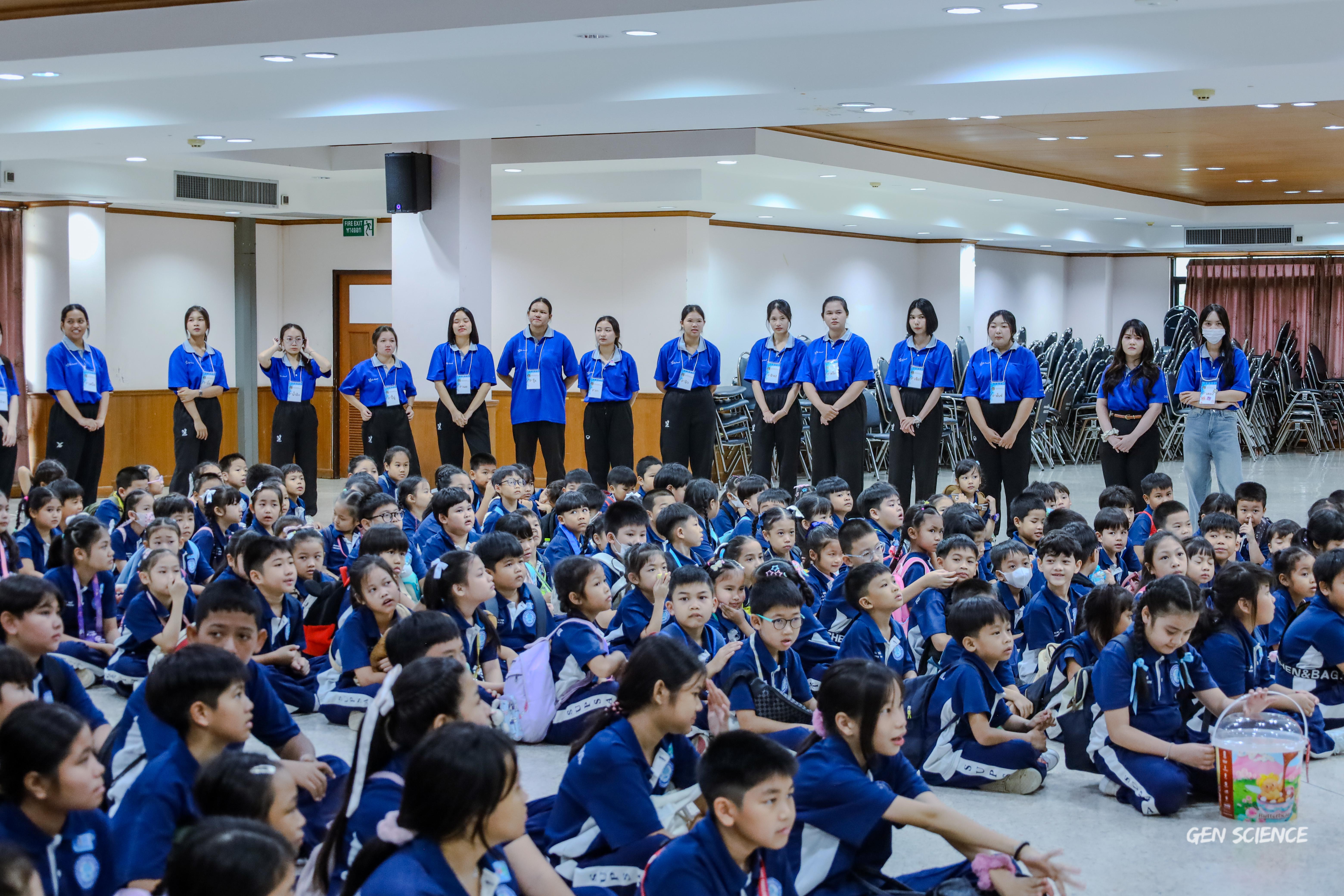 80. วันที่ 27 กันยายน 2568 ผศ.ดร.ปราณี เลิศแก้ว ดร.ธิดารัตน์ พรหมมา และนักศึกษาโปรแกรมวิชาวิทยาศาสตร์ทั่วไป คณะครุศาสตร์ จัดกิจกรรมค่าย STEM ให้กับโรงเรียนทรัพย์สถิตย์วิทยาคาร ณ หอประชุมทีปังกรรัศมีโชติ