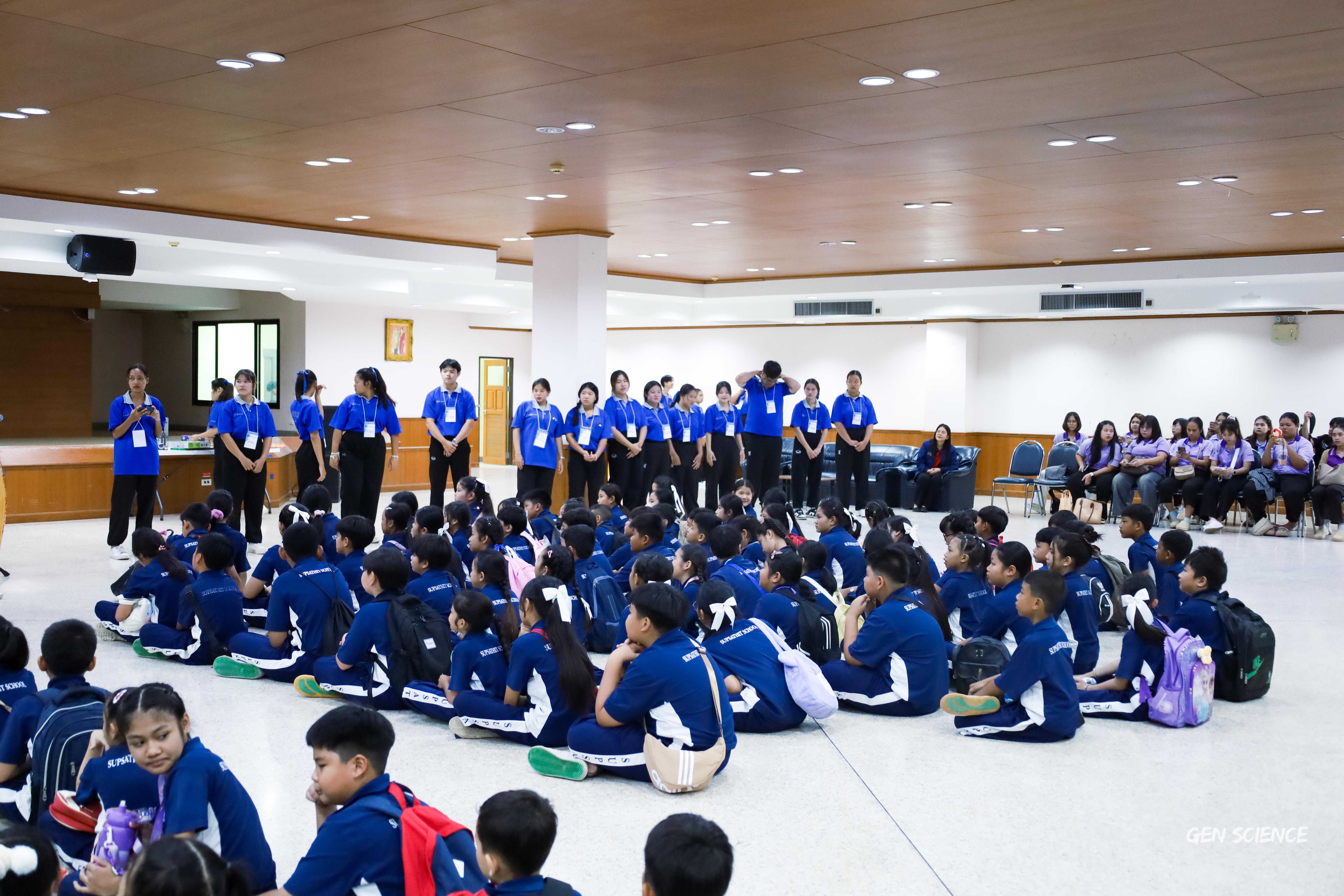 87. วันที่ 27 กันยายน 2568 ผศ.ดร.ปราณี เลิศแก้ว ดร.ธิดารัตน์ พรหมมา และนักศึกษาโปรแกรมวิชาวิทยาศาสตร์ทั่วไป คณะครุศาสตร์ จัดกิจกรรมค่าย STEM ให้กับโรงเรียนทรัพย์สถิตย์วิทยาคาร ณ หอประชุมทีปังกรรัศมีโชติ