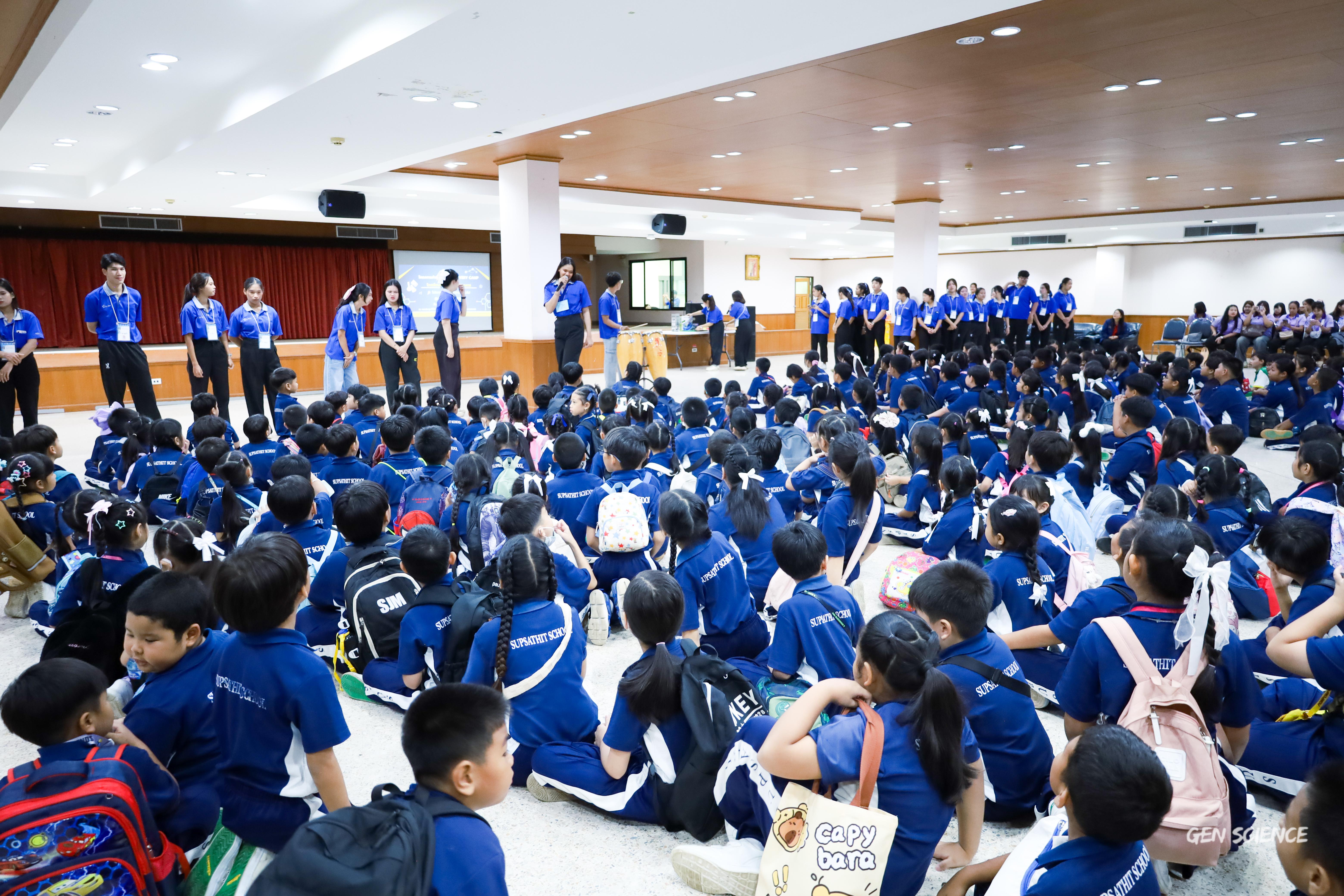 88. วันที่ 27 กันยายน 2568 ผศ.ดร.ปราณี เลิศแก้ว ดร.ธิดารัตน์ พรหมมา และนักศึกษาโปรแกรมวิชาวิทยาศาสตร์ทั่วไป คณะครุศาสตร์ จัดกิจกรรมค่าย STEM ให้กับโรงเรียนทรัพย์สถิตย์วิทยาคาร ณ หอประชุมทีปังกรรัศมีโชติ