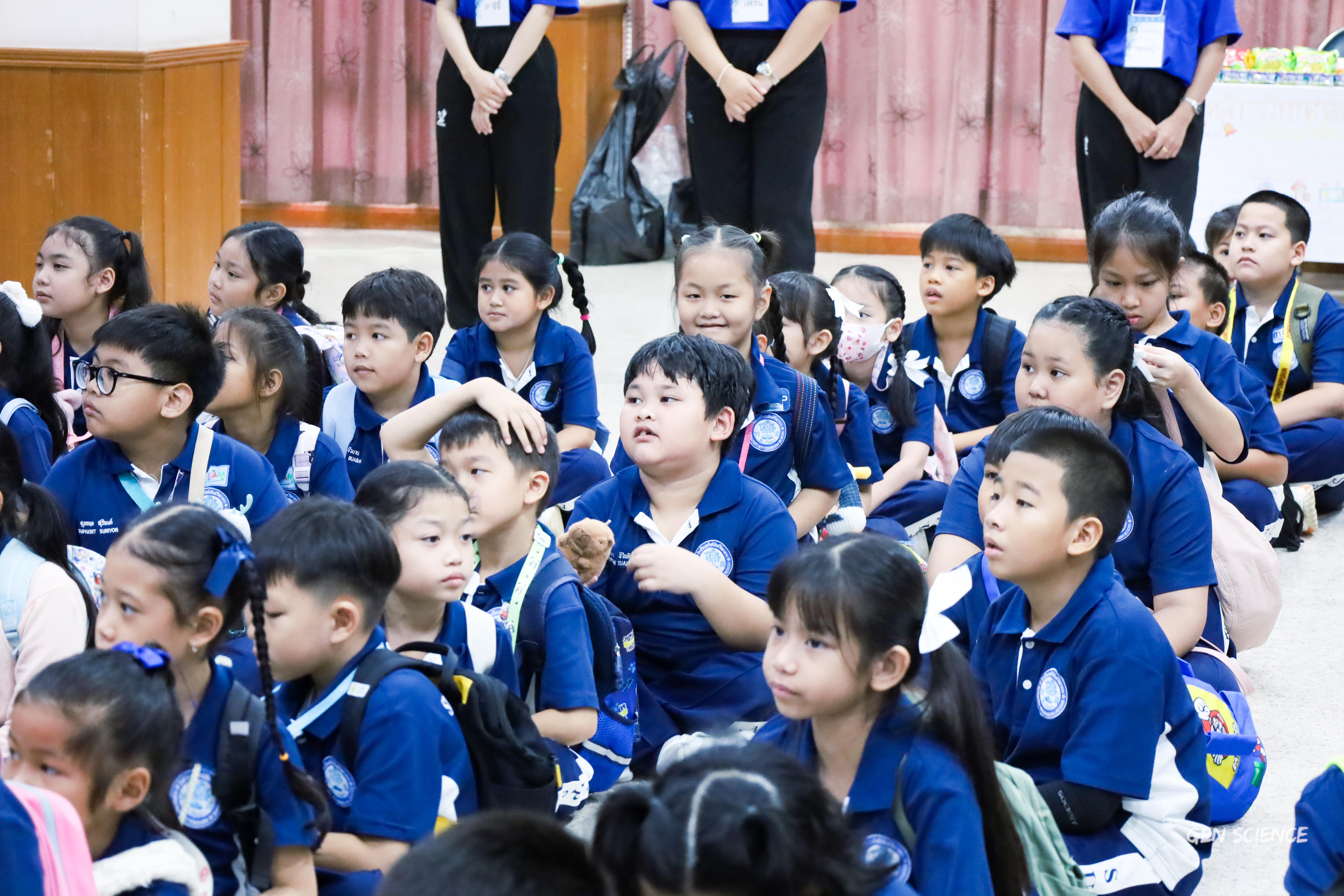 90. วันที่ 27 กันยายน 2568 ผศ.ดร.ปราณี เลิศแก้ว ดร.ธิดารัตน์ พรหมมา และนักศึกษาโปรแกรมวิชาวิทยาศาสตร์ทั่วไป คณะครุศาสตร์ จัดกิจกรรมค่าย STEM ให้กับโรงเรียนทรัพย์สถิตย์วิทยาคาร ณ หอประชุมทีปังกรรัศมีโชติ