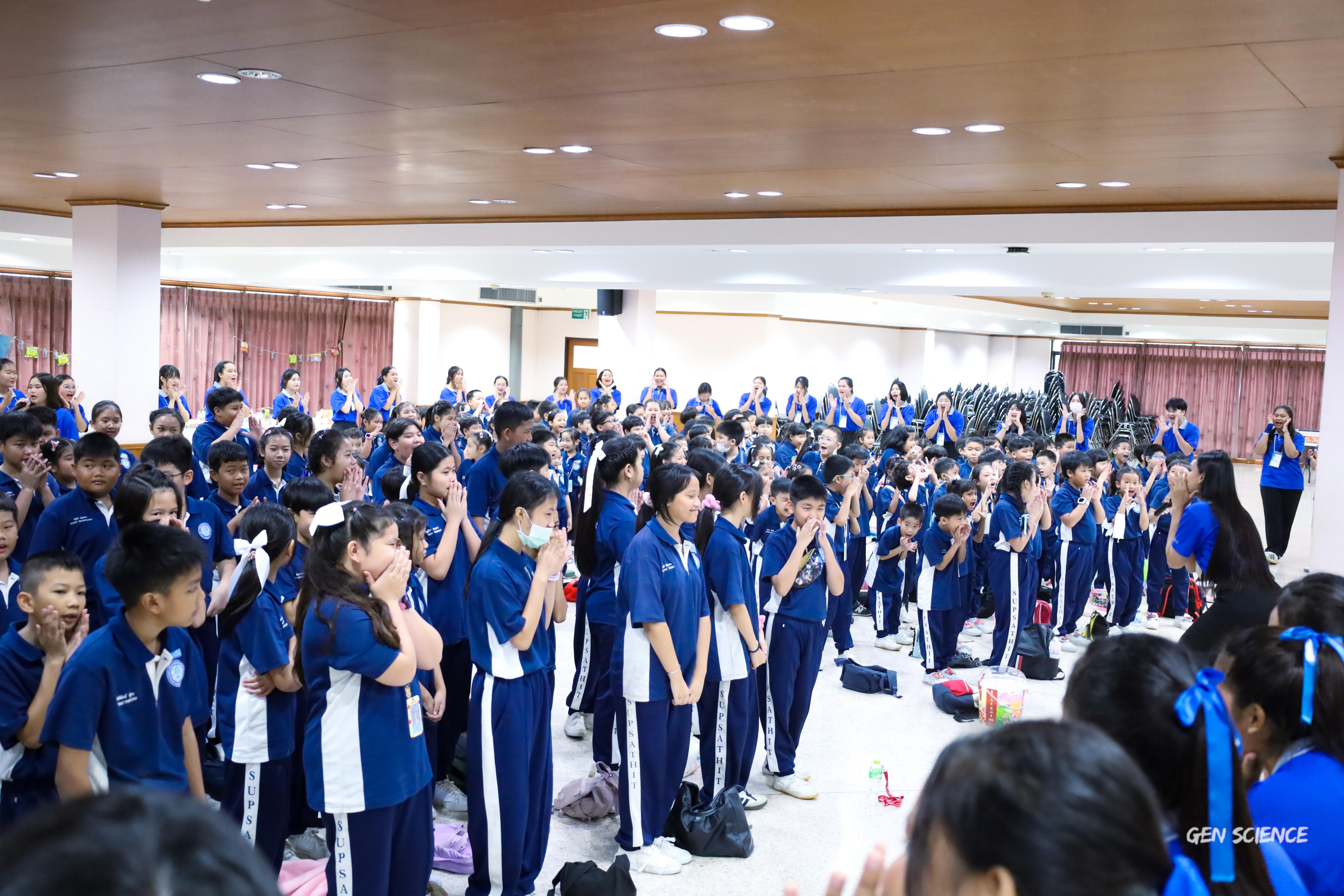 94. วันที่ 27 กันยายน 2568 ผศ.ดร.ปราณี เลิศแก้ว ดร.ธิดารัตน์ พรหมมา และนักศึกษาโปรแกรมวิชาวิทยาศาสตร์ทั่วไป คณะครุศาสตร์ จัดกิจกรรมค่าย STEM ให้กับโรงเรียนทรัพย์สถิตย์วิทยาคาร ณ หอประชุมทีปังกรรัศมีโชติ