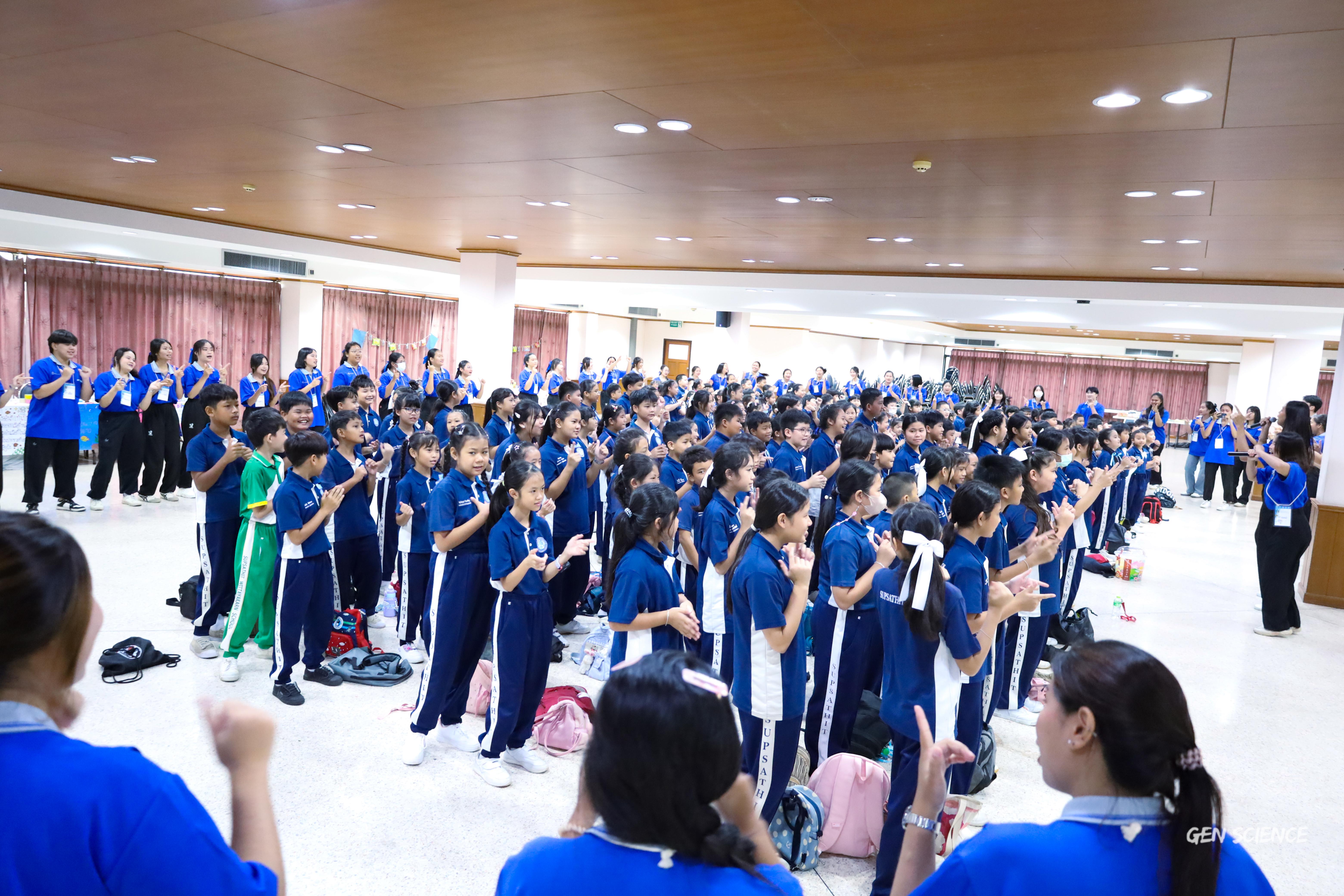 96. วันที่ 27 กันยายน 2568 ผศ.ดร.ปราณี เลิศแก้ว ดร.ธิดารัตน์ พรหมมา และนักศึกษาโปรแกรมวิชาวิทยาศาสตร์ทั่วไป คณะครุศาสตร์ จัดกิจกรรมค่าย STEM ให้กับโรงเรียนทรัพย์สถิตย์วิทยาคาร ณ หอประชุมทีปังกรรัศมีโชติ