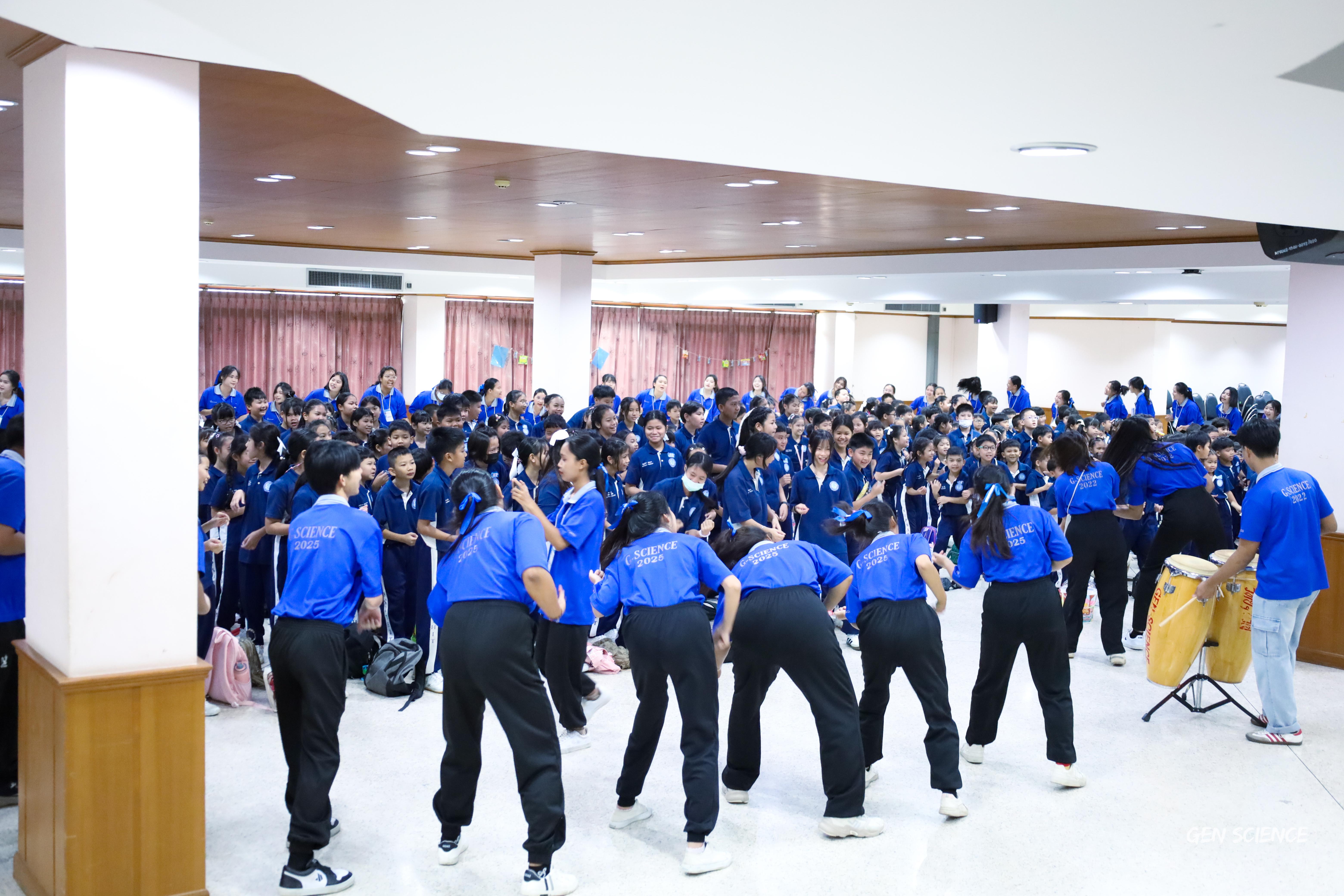 97. วันที่ 27 กันยายน 2568 ผศ.ดร.ปราณี เลิศแก้ว ดร.ธิดารัตน์ พรหมมา และนักศึกษาโปรแกรมวิชาวิทยาศาสตร์ทั่วไป คณะครุศาสตร์ จัดกิจกรรมค่าย STEM ให้กับโรงเรียนทรัพย์สถิตย์วิทยาคาร ณ หอประชุมทีปังกรรัศมีโชติ