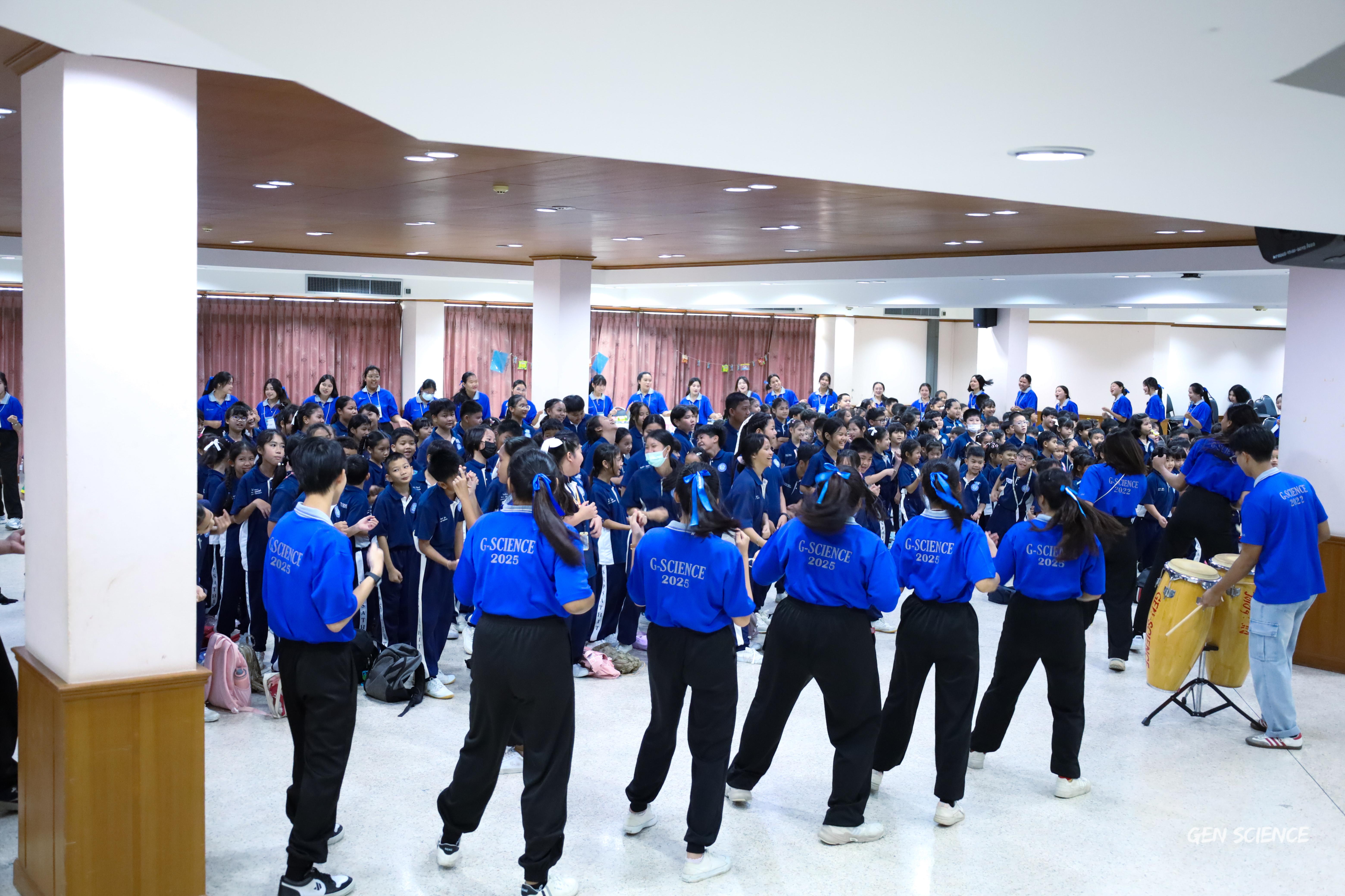 98. วันที่ 27 กันยายน 2568 ผศ.ดร.ปราณี เลิศแก้ว ดร.ธิดารัตน์ พรหมมา และนักศึกษาโปรแกรมวิชาวิทยาศาสตร์ทั่วไป คณะครุศาสตร์ จัดกิจกรรมค่าย STEM ให้กับโรงเรียนทรัพย์สถิตย์วิทยาคาร ณ หอประชุมทีปังกรรัศมีโชติ