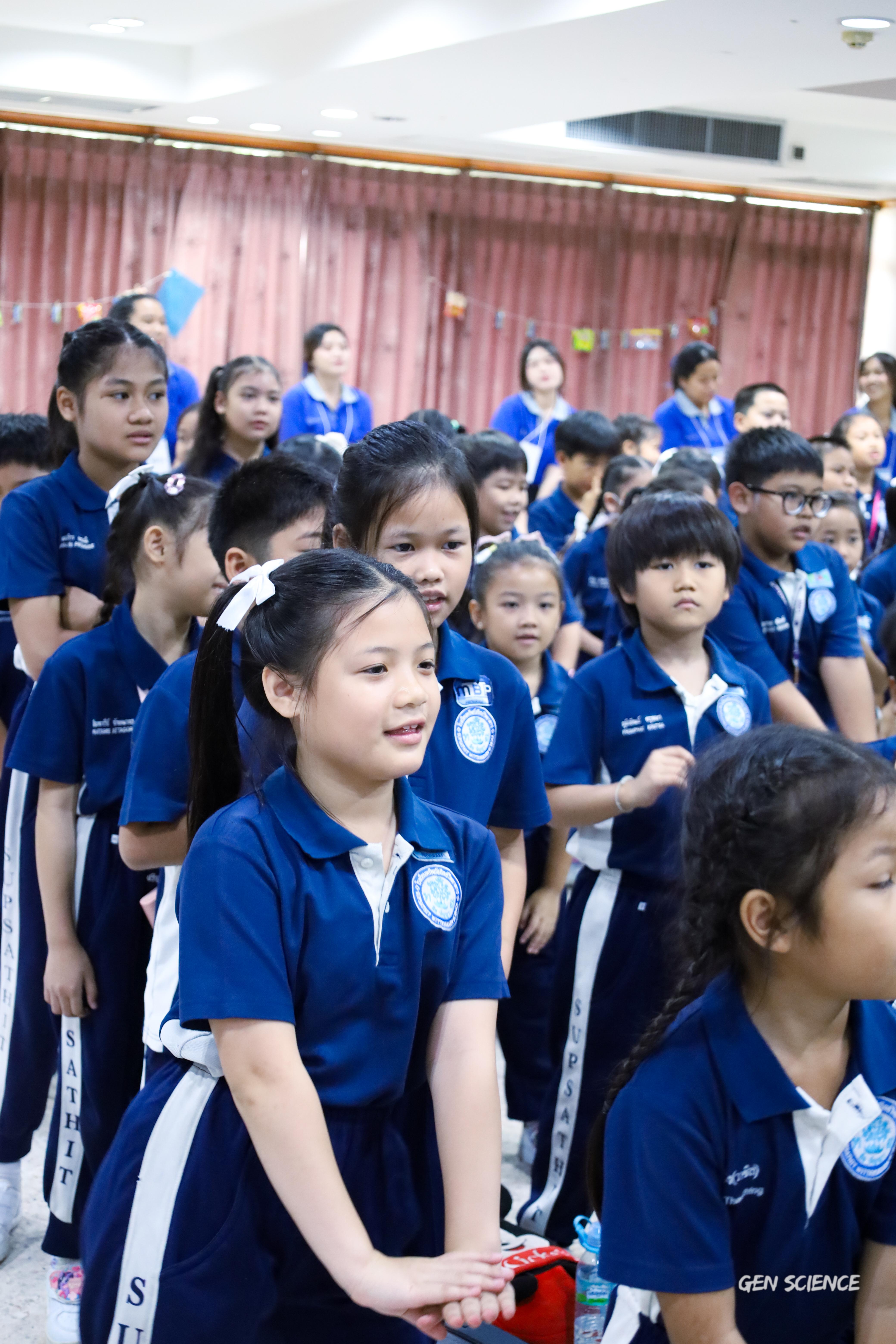 101. วันที่ 27 กันยายน 2568 ผศ.ดร.ปราณี เลิศแก้ว ดร.ธิดารัตน์ พรหมมา และนักศึกษาโปรแกรมวิชาวิทยาศาสตร์ทั่วไป คณะครุศาสตร์ จัดกิจกรรมค่าย STEM ให้กับโรงเรียนทรัพย์สถิตย์วิทยาคาร ณ หอประชุมทีปังกรรัศมีโชติ
