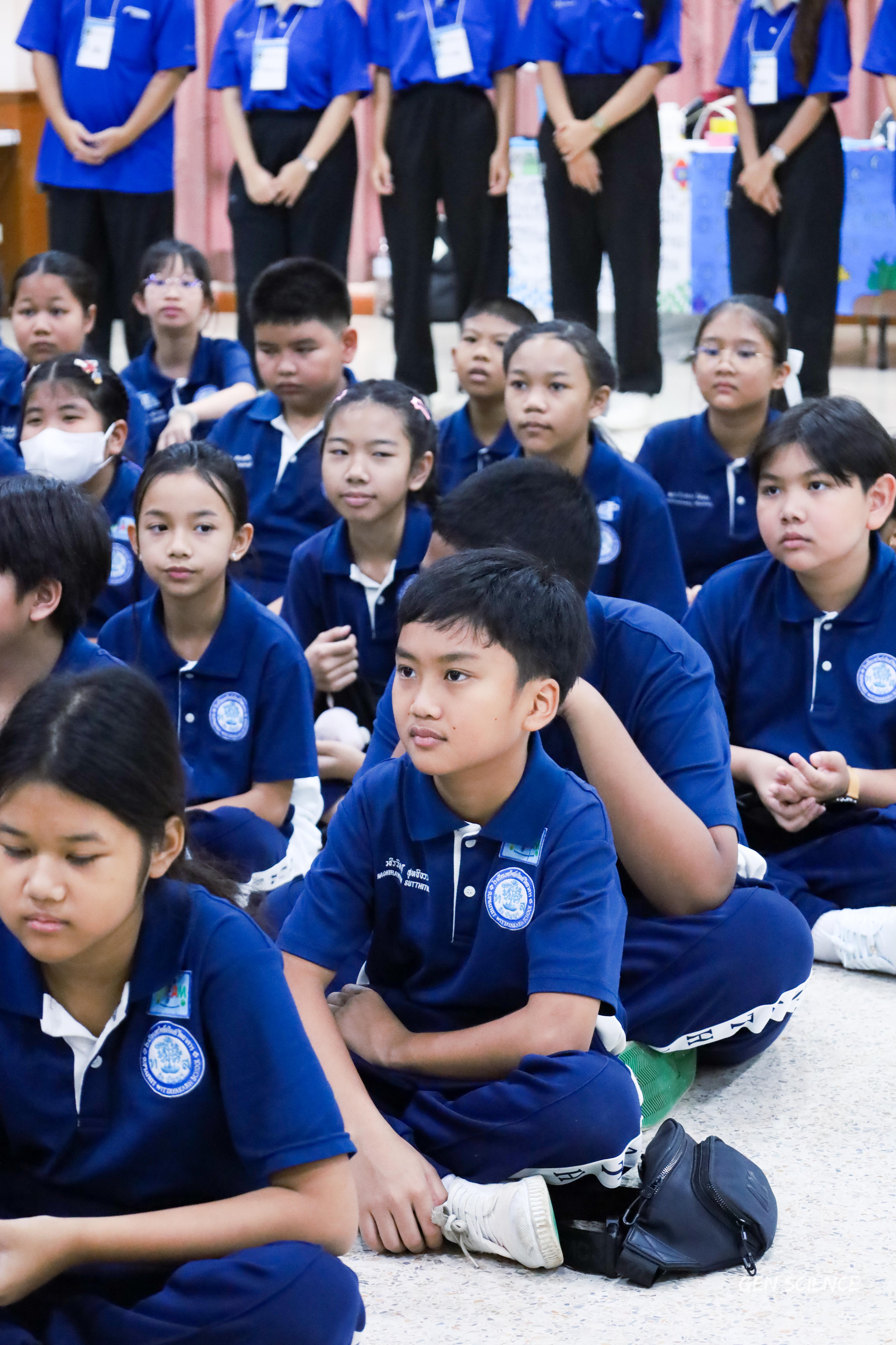 108. วันที่ 27 กันยายน 2568 ผศ.ดร.ปราณี เลิศแก้ว ดร.ธิดารัตน์ พรหมมา และนักศึกษาโปรแกรมวิชาวิทยาศาสตร์ทั่วไป คณะครุศาสตร์ จัดกิจกรรมค่าย STEM ให้กับโรงเรียนทรัพย์สถิตย์วิทยาคาร ณ หอประชุมทีปังกรรัศมีโชติ