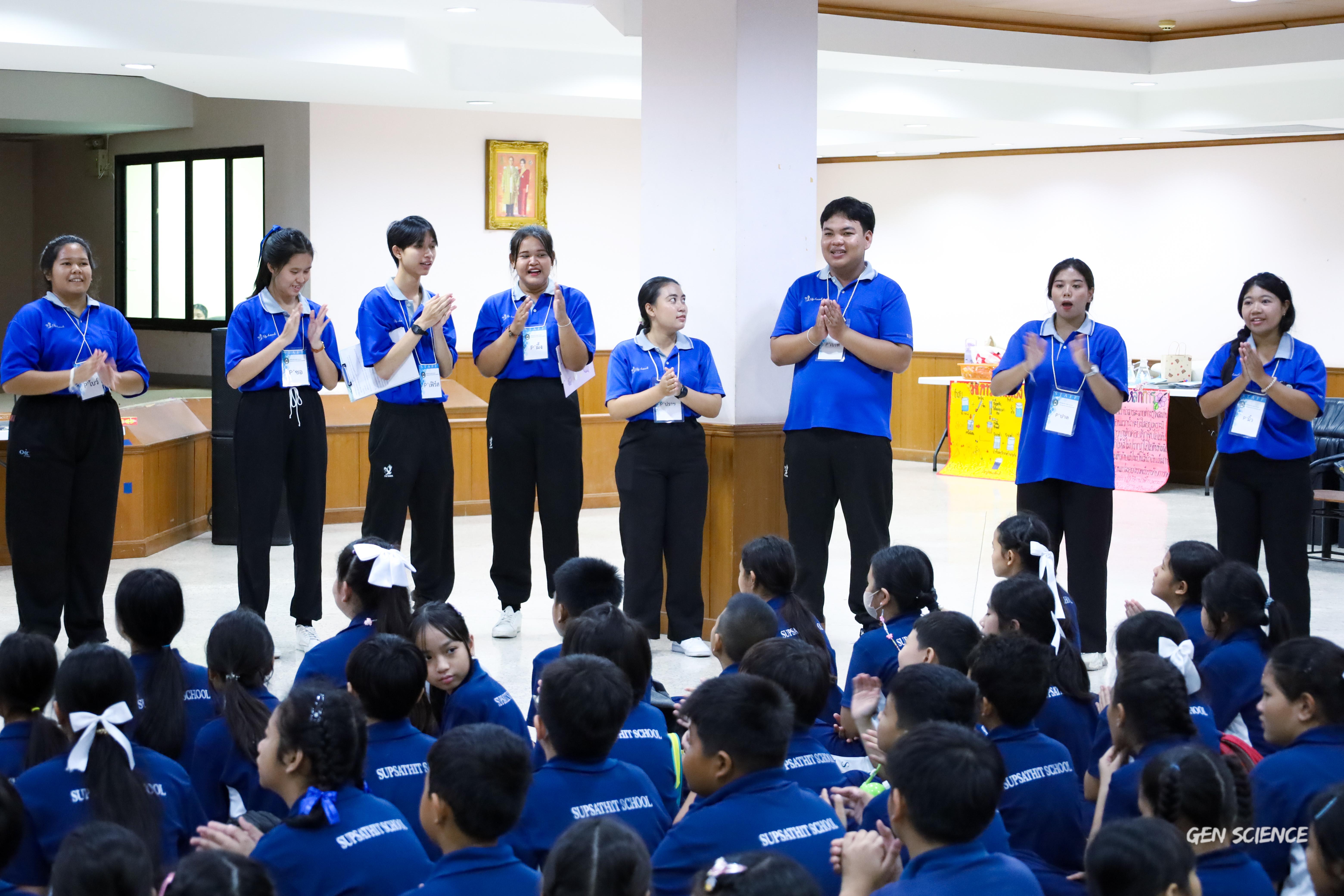 114. วันที่ 27 กันยายน 2568 ผศ.ดร.ปราณี เลิศแก้ว ดร.ธิดารัตน์ พรหมมา และนักศึกษาโปรแกรมวิชาวิทยาศาสตร์ทั่วไป คณะครุศาสตร์ จัดกิจกรรมค่าย STEM ให้กับโรงเรียนทรัพย์สถิตย์วิทยาคาร ณ หอประชุมทีปังกรรัศมีโชติ