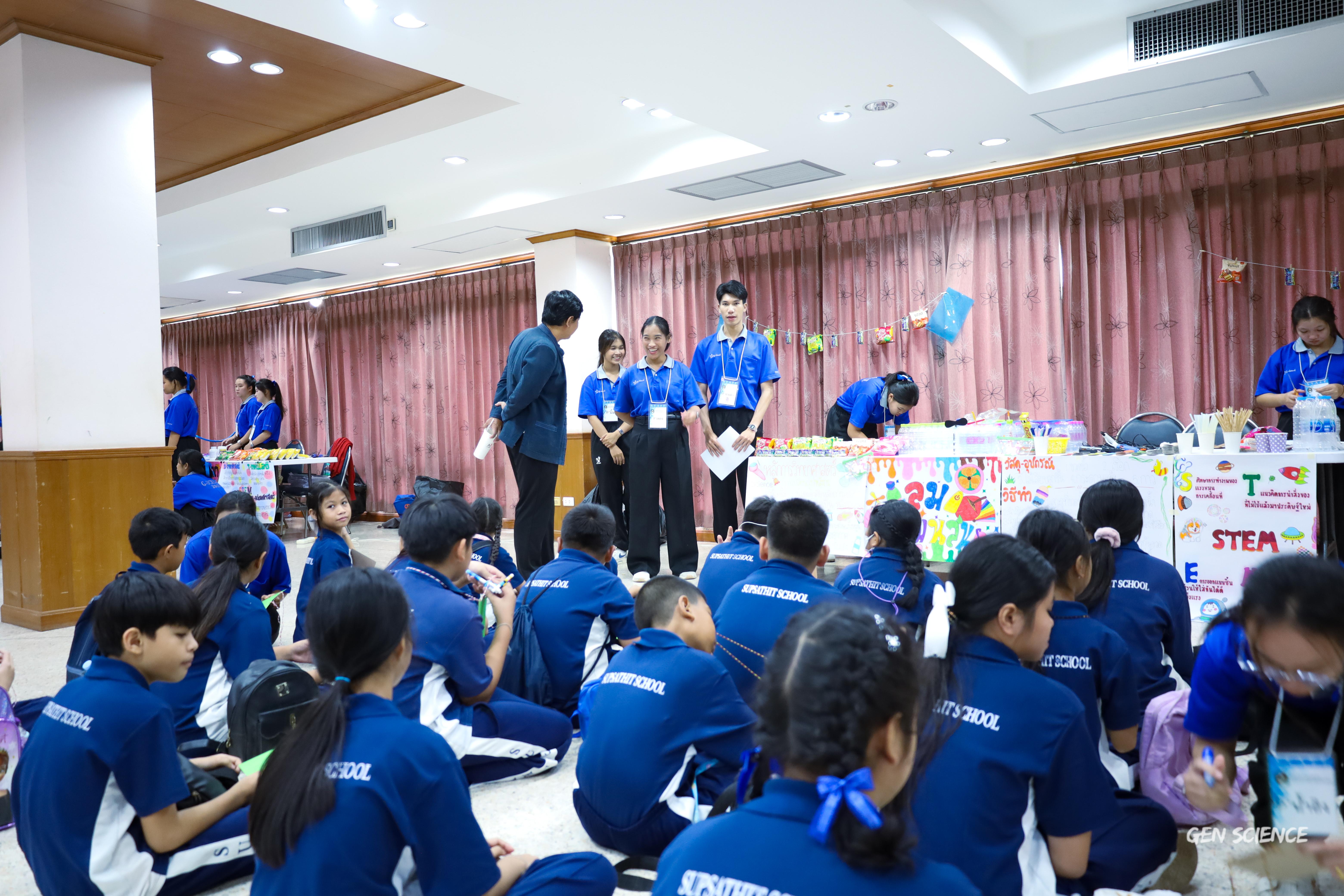 136. วันที่ 27 กันยายน 2568 ผศ.ดร.ปราณี เลิศแก้ว ดร.ธิดารัตน์ พรหมมา และนักศึกษาโปรแกรมวิชาวิทยาศาสตร์ทั่วไป คณะครุศาสตร์ จัดกิจกรรมค่าย STEM ให้กับโรงเรียนทรัพย์สถิตย์วิทยาคาร ณ หอประชุมทีปังกรรัศมีโชติ