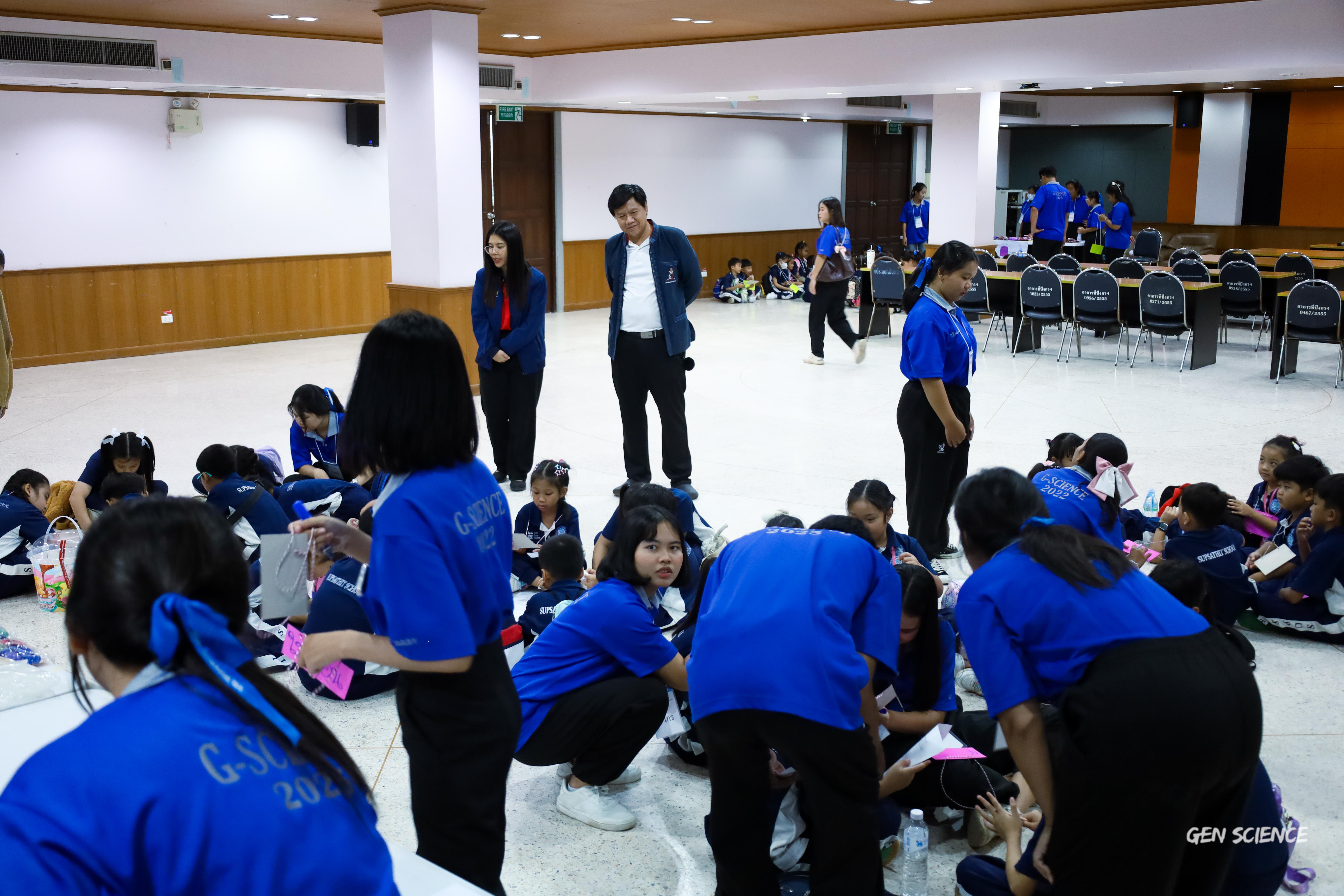143. วันที่ 27 กันยายน 2568 ผศ.ดร.ปราณี เลิศแก้ว ดร.ธิดารัตน์ พรหมมา และนักศึกษาโปรแกรมวิชาวิทยาศาสตร์ทั่วไป คณะครุศาสตร์ จัดกิจกรรมค่าย STEM ให้กับโรงเรียนทรัพย์สถิตย์วิทยาคาร ณ หอประชุมทีปังกรรัศมีโชติ