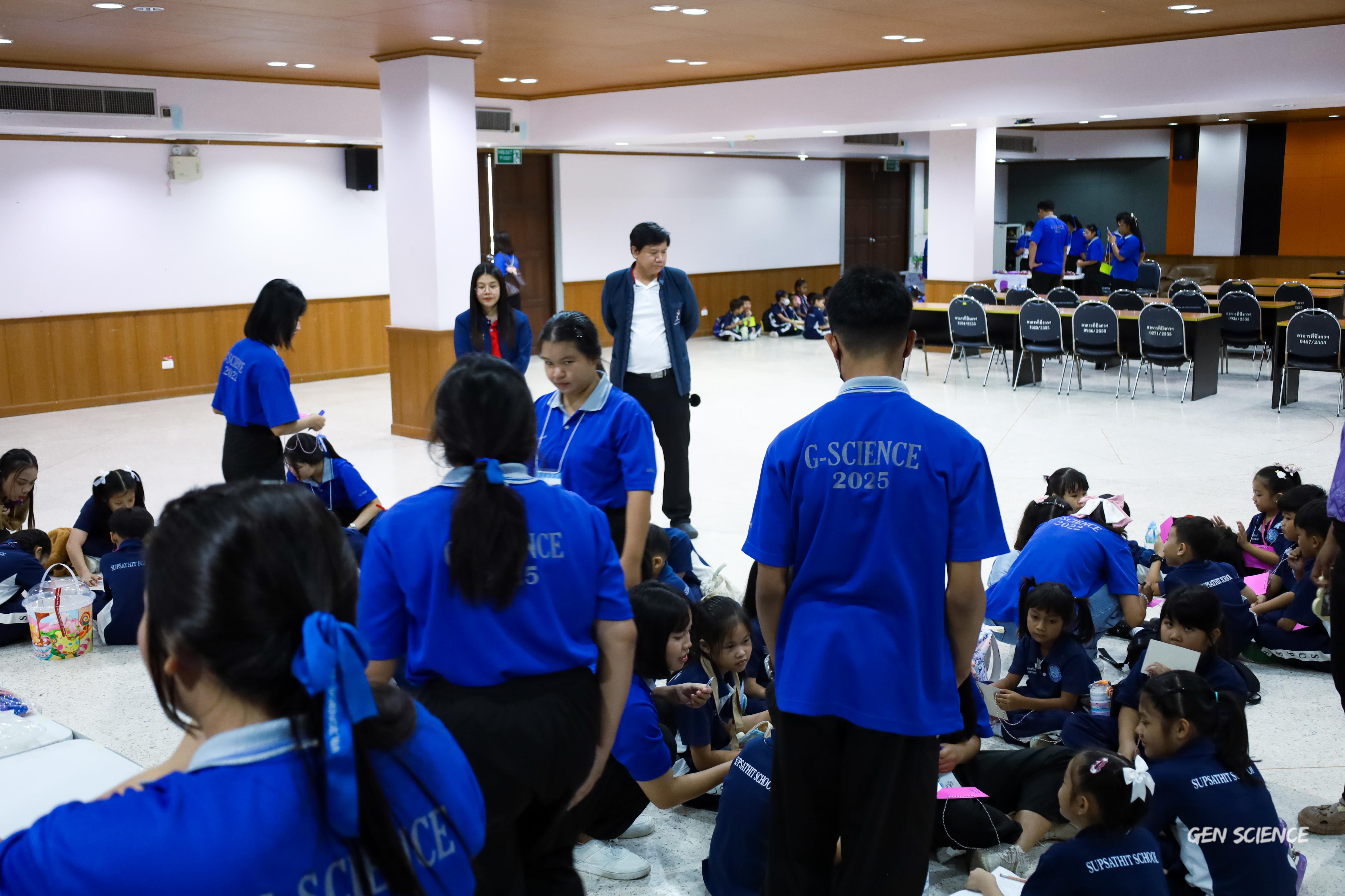 144. วันที่ 27 กันยายน 2568 ผศ.ดร.ปราณี เลิศแก้ว ดร.ธิดารัตน์ พรหมมา และนักศึกษาโปรแกรมวิชาวิทยาศาสตร์ทั่วไป คณะครุศาสตร์ จัดกิจกรรมค่าย STEM ให้กับโรงเรียนทรัพย์สถิตย์วิทยาคาร ณ หอประชุมทีปังกรรัศมีโชติ