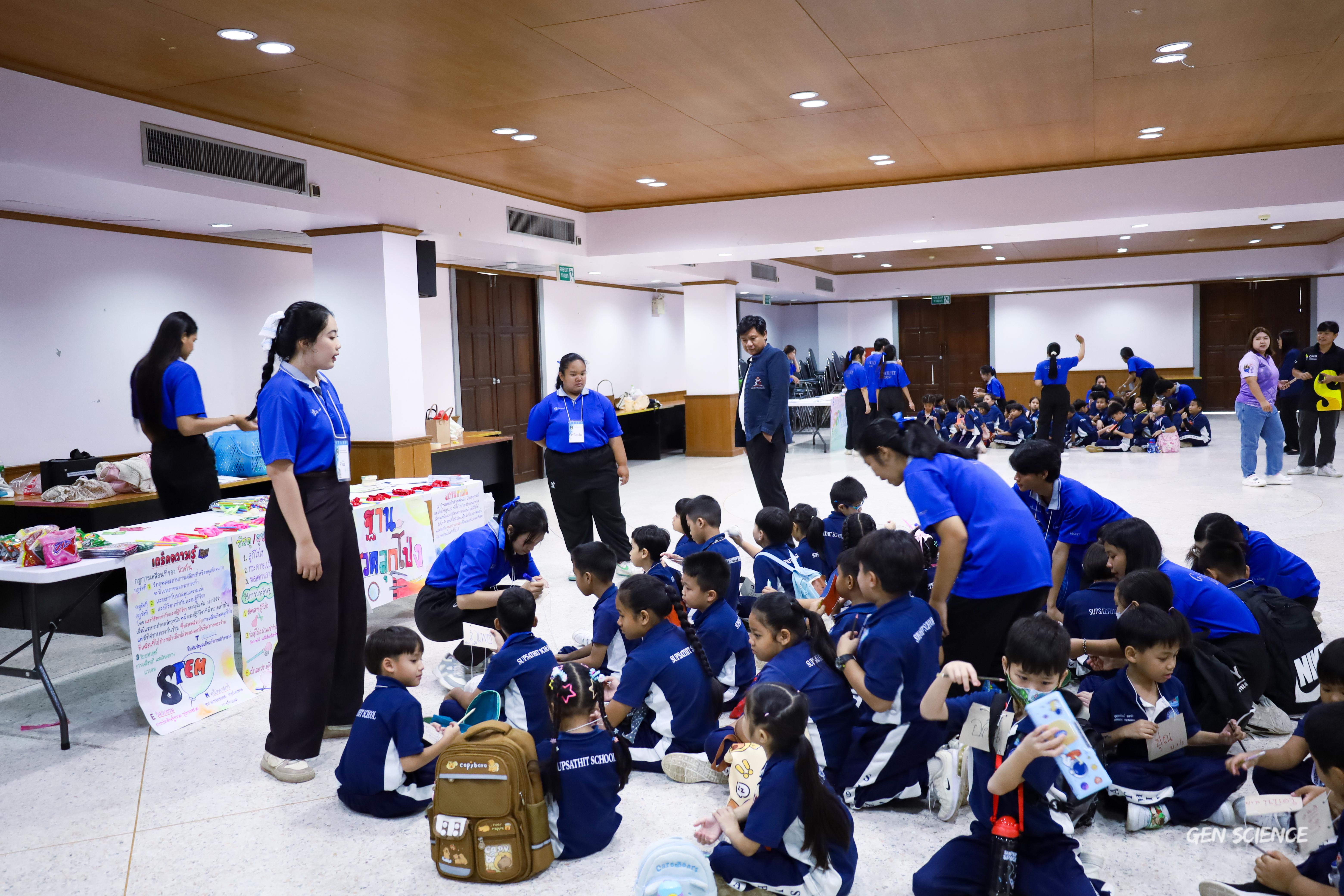 150. วันที่ 27 กันยายน 2568 ผศ.ดร.ปราณี เลิศแก้ว ดร.ธิดารัตน์ พรหมมา และนักศึกษาโปรแกรมวิชาวิทยาศาสตร์ทั่วไป คณะครุศาสตร์ จัดกิจกรรมค่าย STEM ให้กับโรงเรียนทรัพย์สถิตย์วิทยาคาร ณ หอประชุมทีปังกรรัศมีโชติ