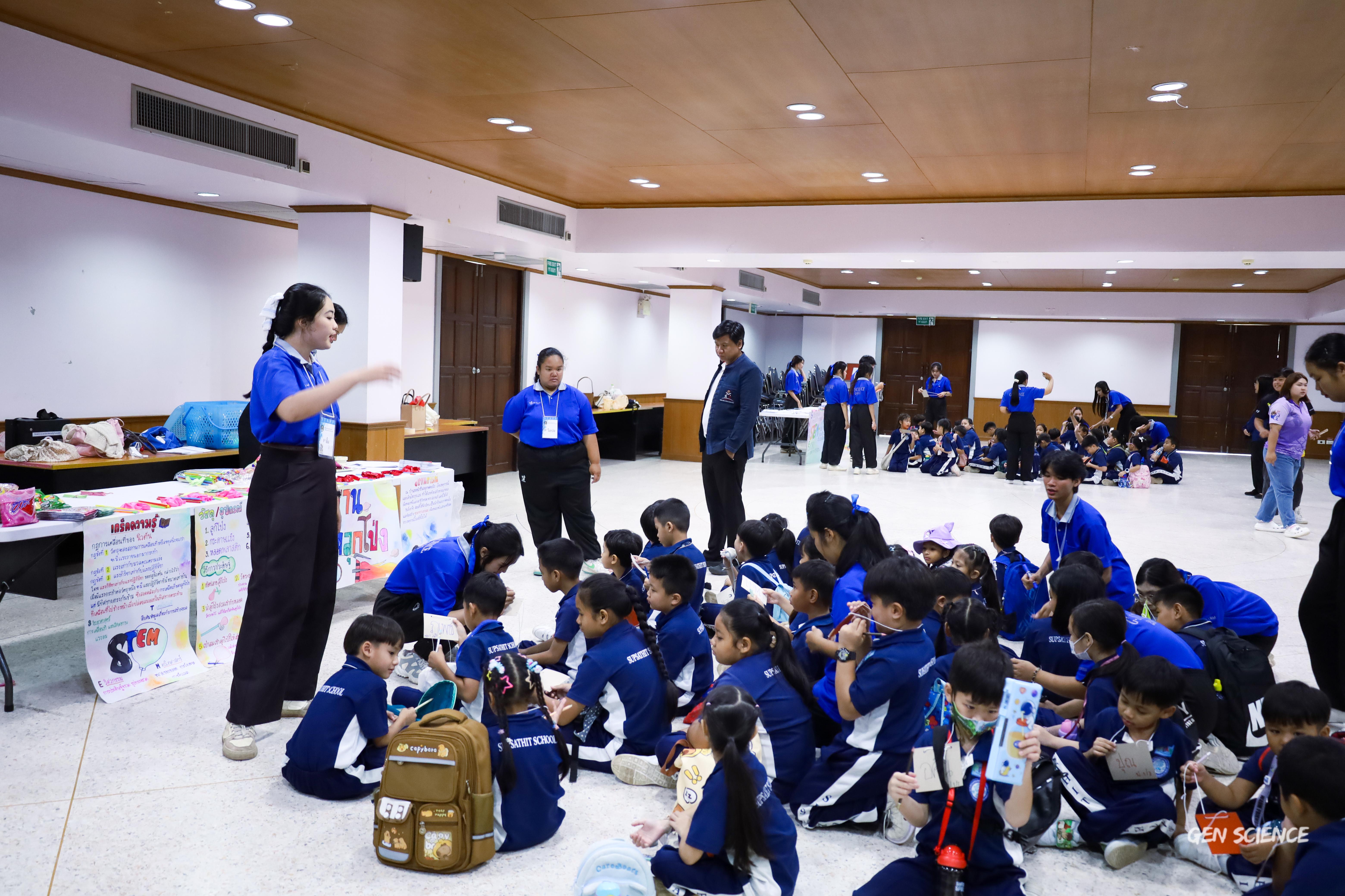 151. วันที่ 27 กันยายน 2568 ผศ.ดร.ปราณี เลิศแก้ว ดร.ธิดารัตน์ พรหมมา และนักศึกษาโปรแกรมวิชาวิทยาศาสตร์ทั่วไป คณะครุศาสตร์ จัดกิจกรรมค่าย STEM ให้กับโรงเรียนทรัพย์สถิตย์วิทยาคาร ณ หอประชุมทีปังกรรัศมีโชติ