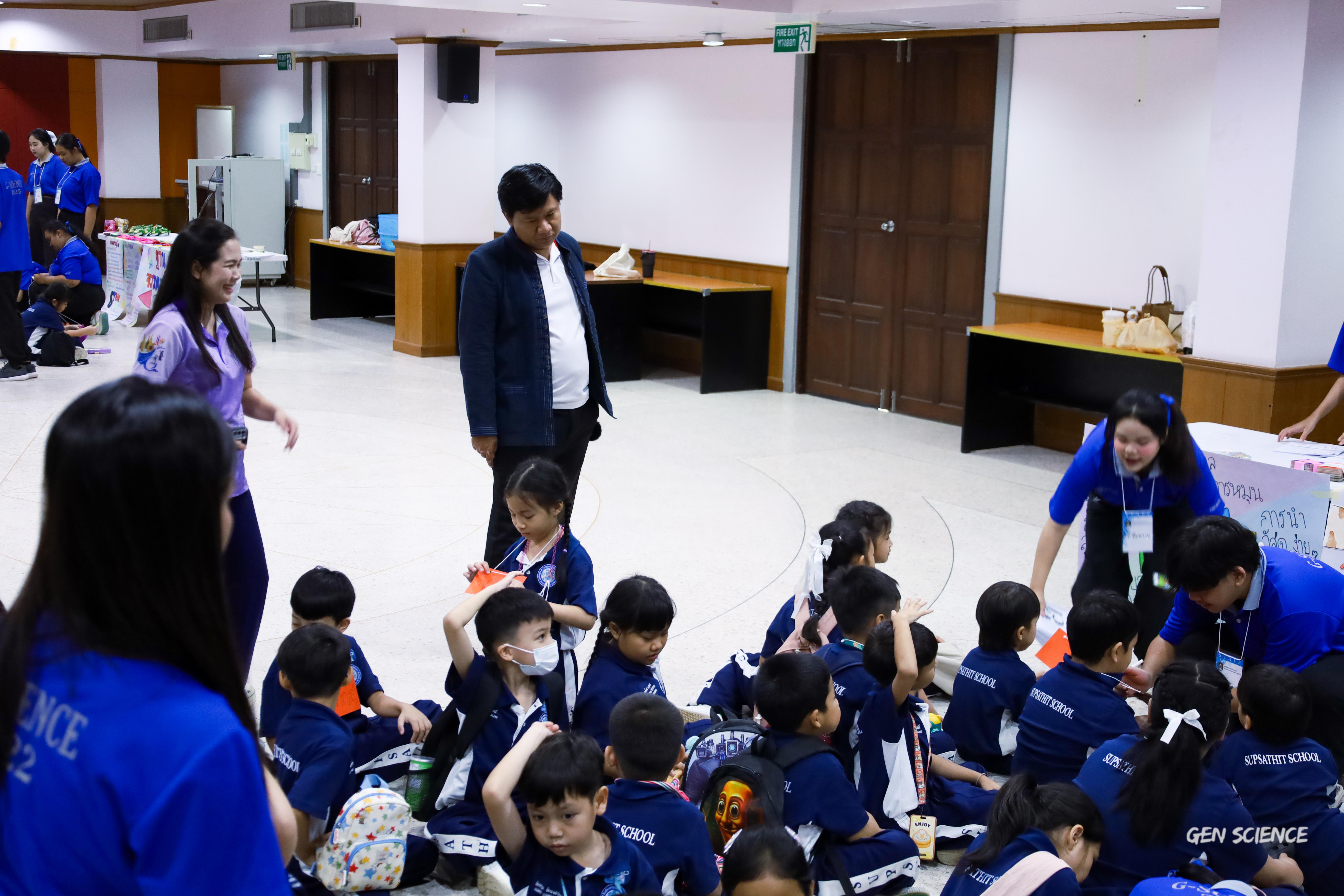 153. วันที่ 27 กันยายน 2568 ผศ.ดร.ปราณี เลิศแก้ว ดร.ธิดารัตน์ พรหมมา และนักศึกษาโปรแกรมวิชาวิทยาศาสตร์ทั่วไป คณะครุศาสตร์ จัดกิจกรรมค่าย STEM ให้กับโรงเรียนทรัพย์สถิตย์วิทยาคาร ณ หอประชุมทีปังกรรัศมีโชติ