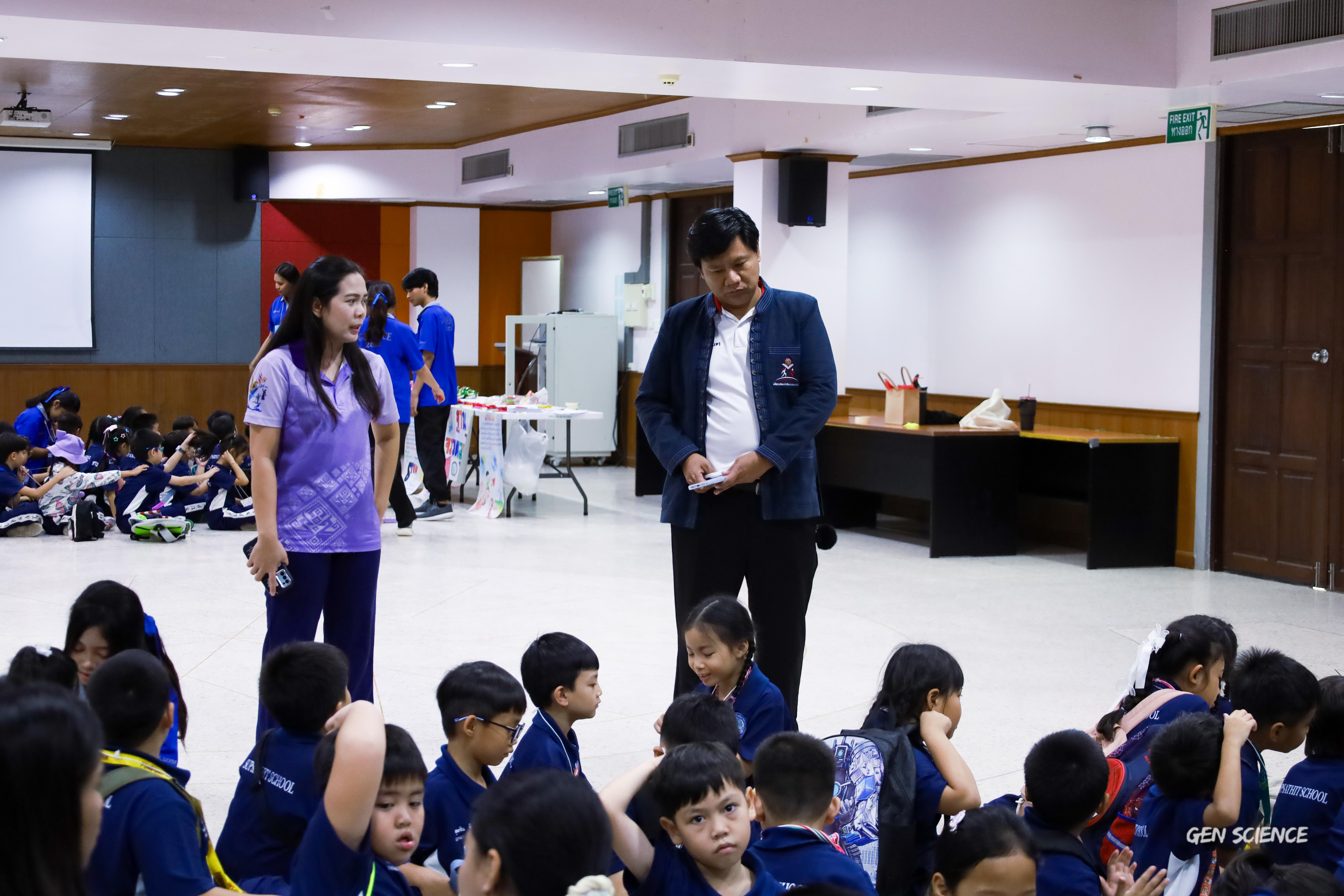 155. วันที่ 27 กันยายน 2568 ผศ.ดร.ปราณี เลิศแก้ว ดร.ธิดารัตน์ พรหมมา และนักศึกษาโปรแกรมวิชาวิทยาศาสตร์ทั่วไป คณะครุศาสตร์ จัดกิจกรรมค่าย STEM ให้กับโรงเรียนทรัพย์สถิตย์วิทยาคาร ณ หอประชุมทีปังกรรัศมีโชติ