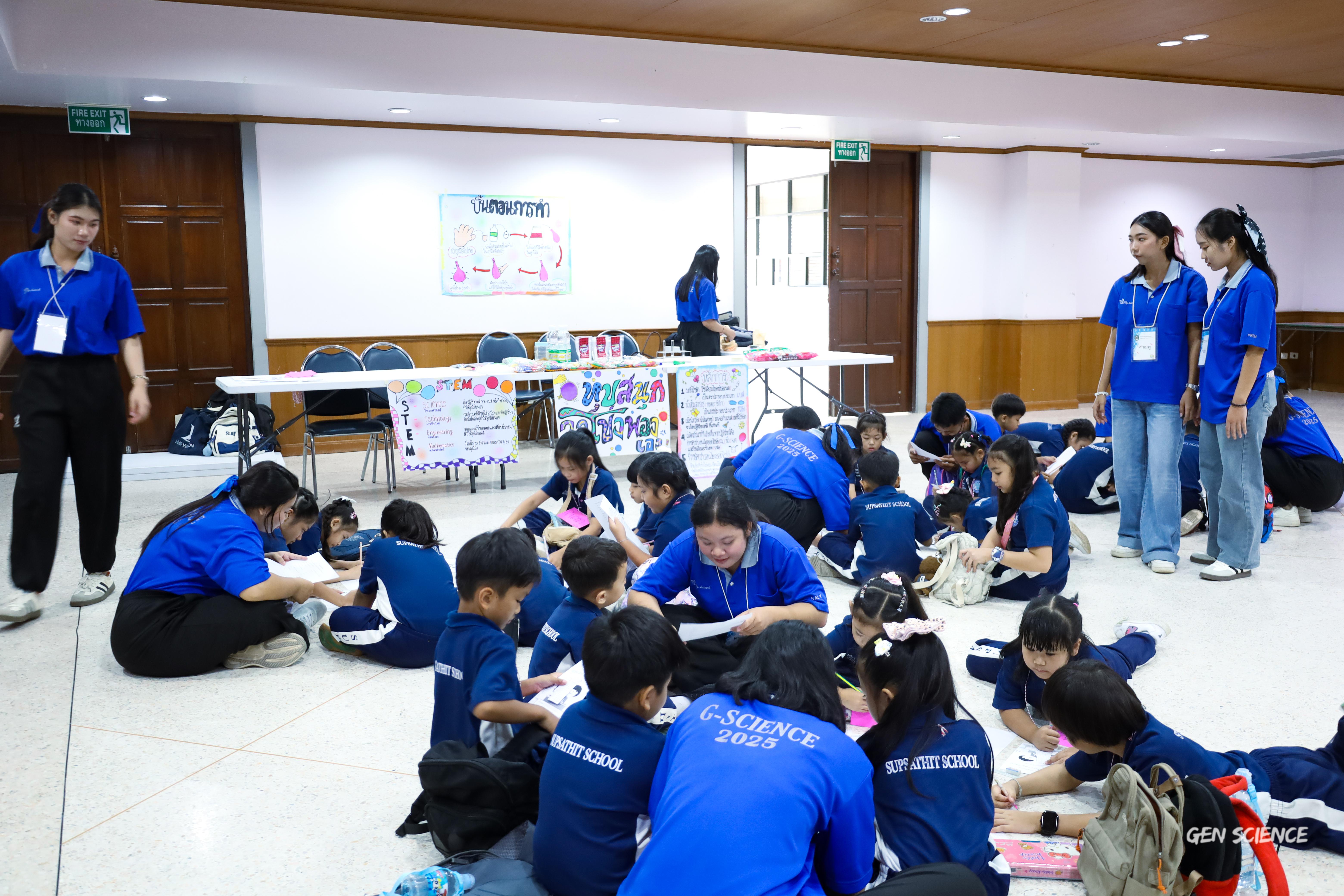 158. วันที่ 27 กันยายน 2568 ผศ.ดร.ปราณี เลิศแก้ว ดร.ธิดารัตน์ พรหมมา และนักศึกษาโปรแกรมวิชาวิทยาศาสตร์ทั่วไป คณะครุศาสตร์ จัดกิจกรรมค่าย STEM ให้กับโรงเรียนทรัพย์สถิตย์วิทยาคาร ณ หอประชุมทีปังกรรัศมีโชติ