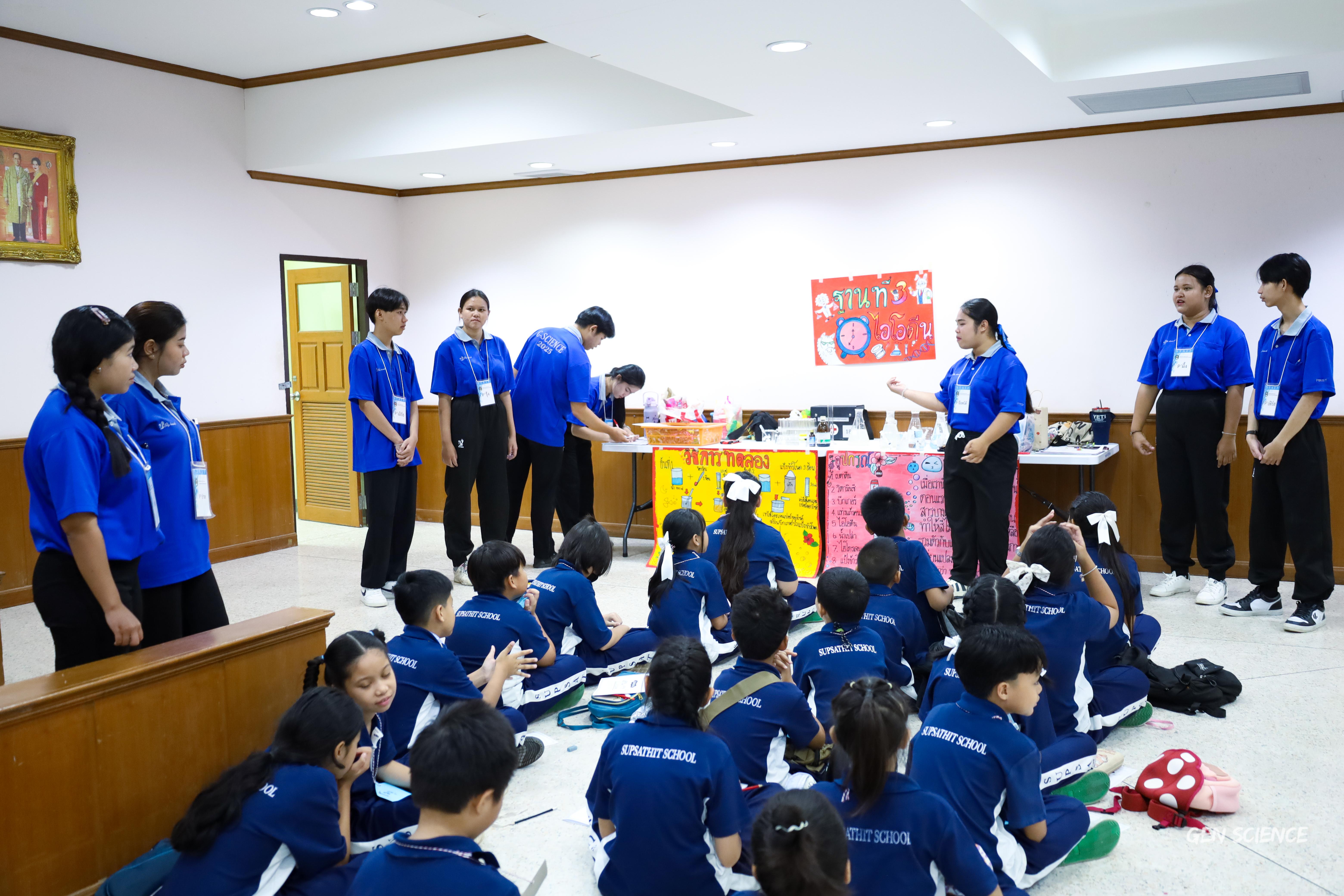 162. วันที่ 27 กันยายน 2568 ผศ.ดร.ปราณี เลิศแก้ว ดร.ธิดารัตน์ พรหมมา และนักศึกษาโปรแกรมวิชาวิทยาศาสตร์ทั่วไป คณะครุศาสตร์ จัดกิจกรรมค่าย STEM ให้กับโรงเรียนทรัพย์สถิตย์วิทยาคาร ณ หอประชุมทีปังกรรัศมีโชติ