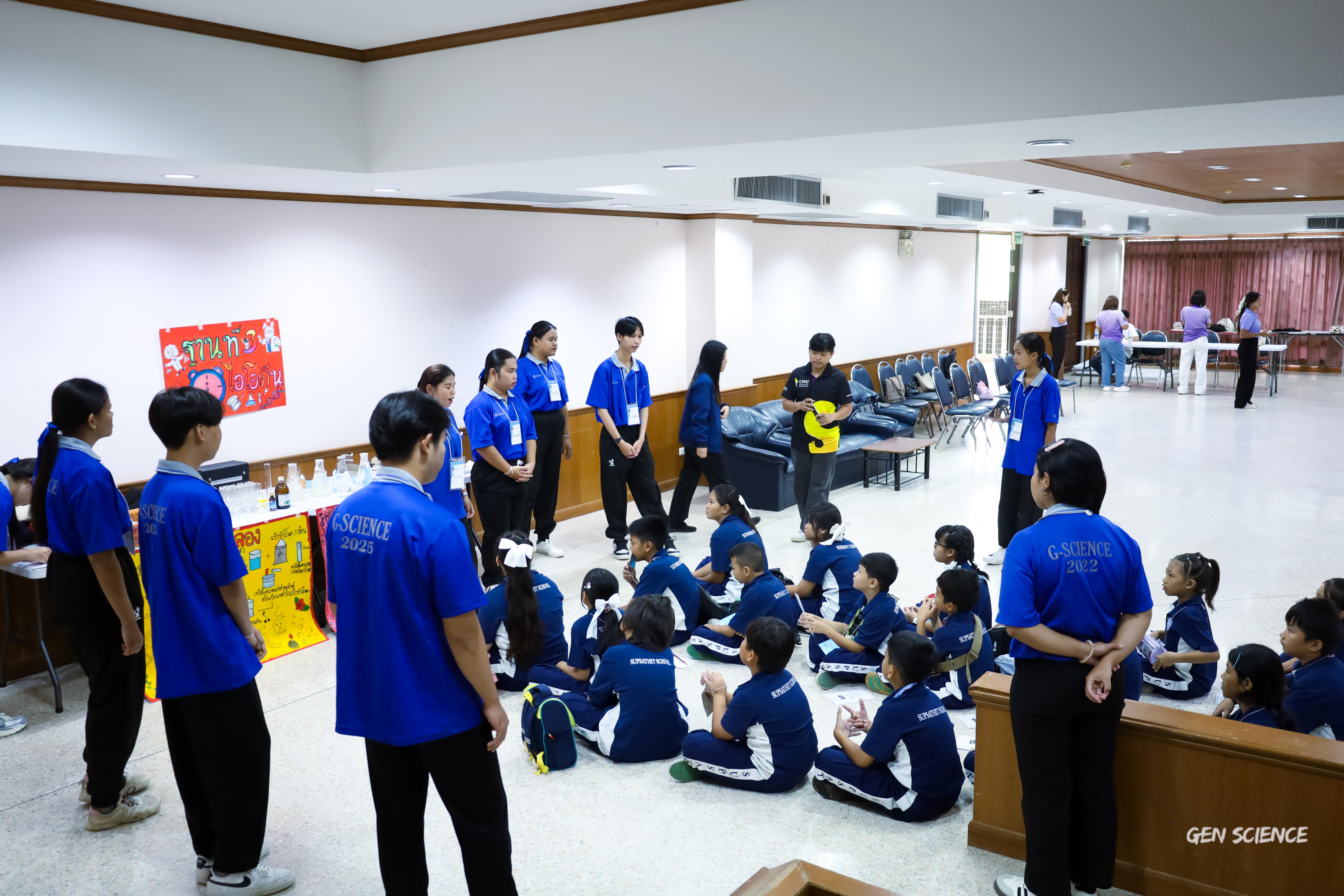 163. วันที่ 27 กันยายน 2568 ผศ.ดร.ปราณี เลิศแก้ว ดร.ธิดารัตน์ พรหมมา และนักศึกษาโปรแกรมวิชาวิทยาศาสตร์ทั่วไป คณะครุศาสตร์ จัดกิจกรรมค่าย STEM ให้กับโรงเรียนทรัพย์สถิตย์วิทยาคาร ณ หอประชุมทีปังกรรัศมีโชติ